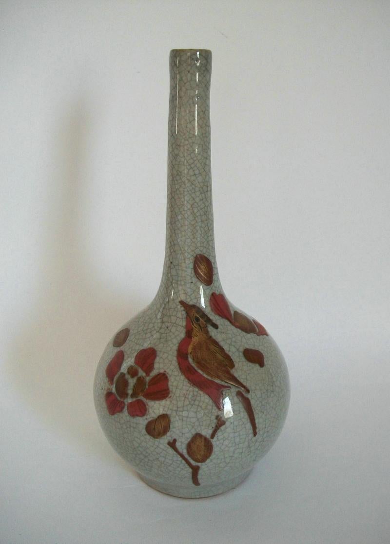Vase ancien en céramique d'Awaji - glaçure grise craquelée - décor peint à froid avec un oiseau sur une branche en émail rouge et doré, avec des fleurs et des feuilles - anciens numéros d'inventaire peu lisibles à la base - non signé - Japon - vers