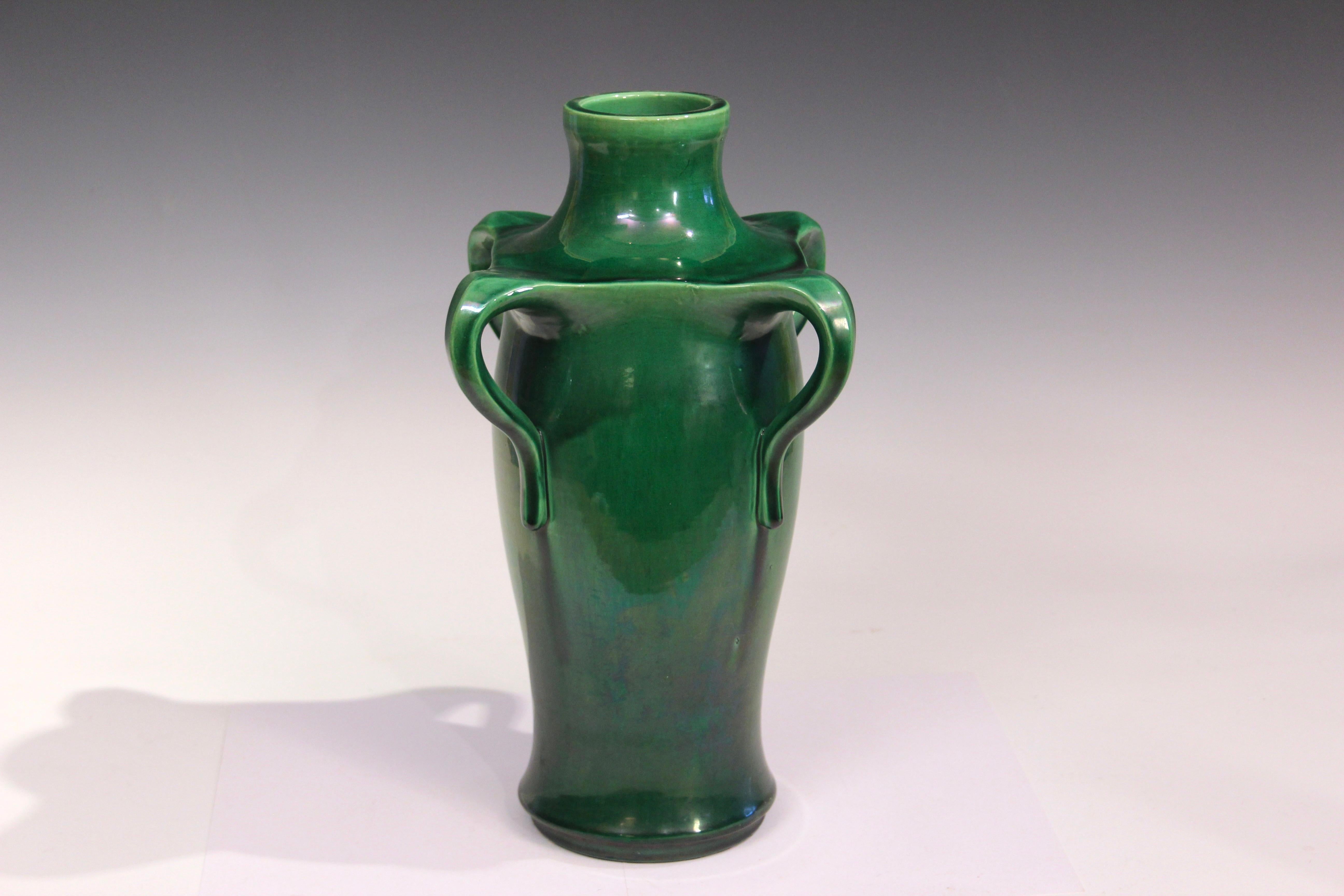 Antico vaso in ceramica Awaji Pottery di forma Art Nouveau con quattro manici a forma di salice che emanano da una spalla quadrata in smalto verde intenso, circa 1910.  Misure: 14 1/2