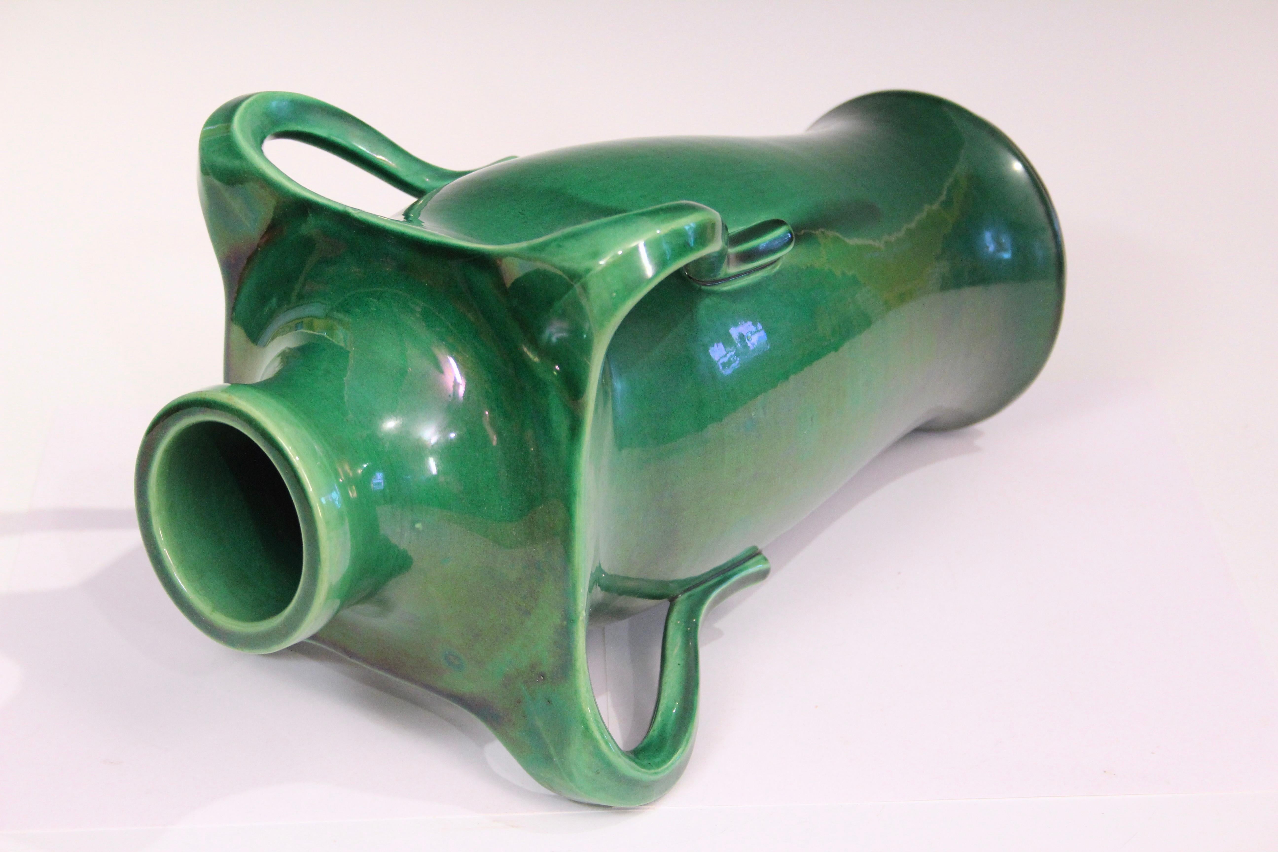 Giapponese Antico vaso di Awaji Pottery Art Nouveau a quattro manici di colore verde in vendita