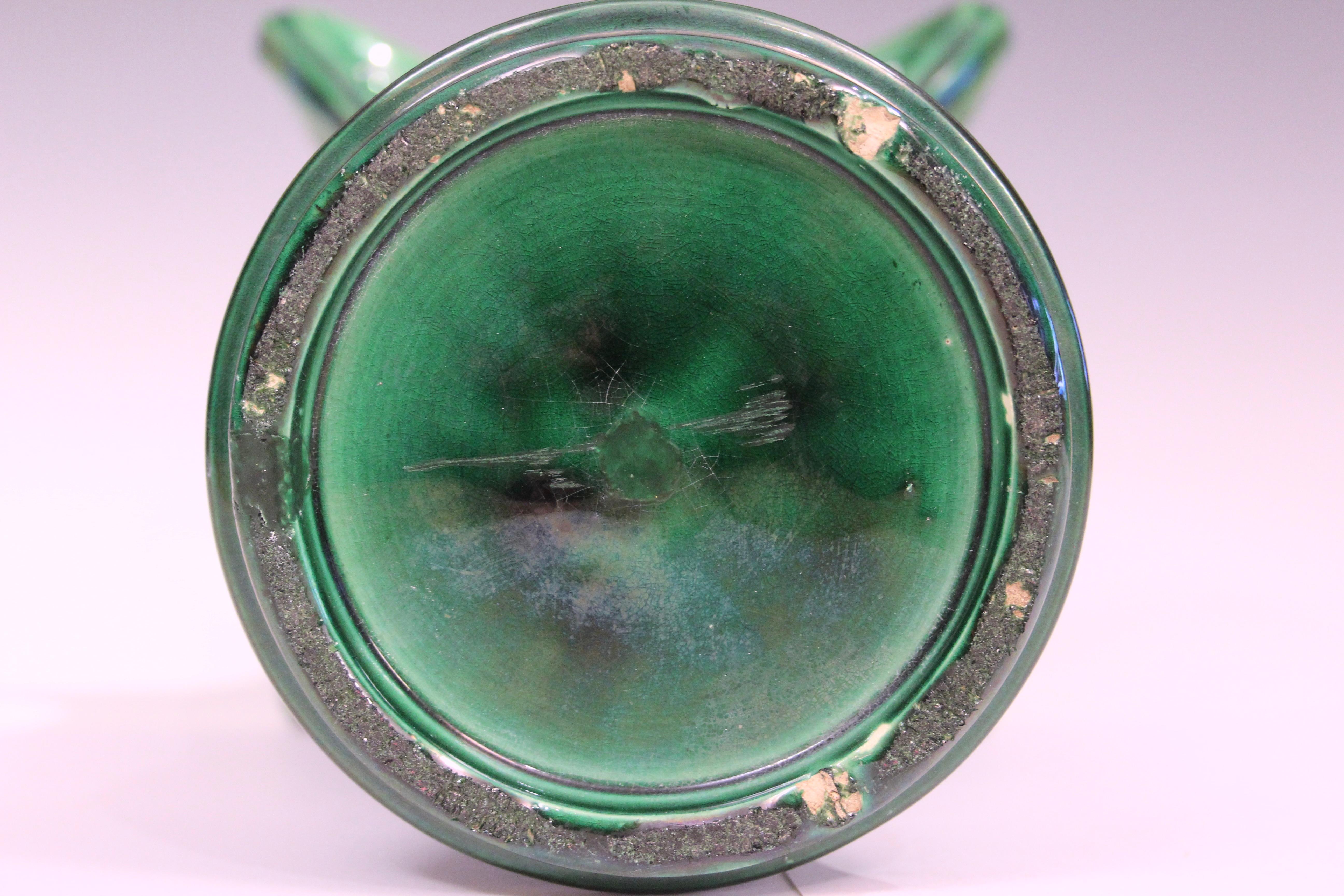 Antico vaso di Awaji Pottery Art Nouveau a quattro manici di colore verde In condizioni buone in vendita a Wilton, CT