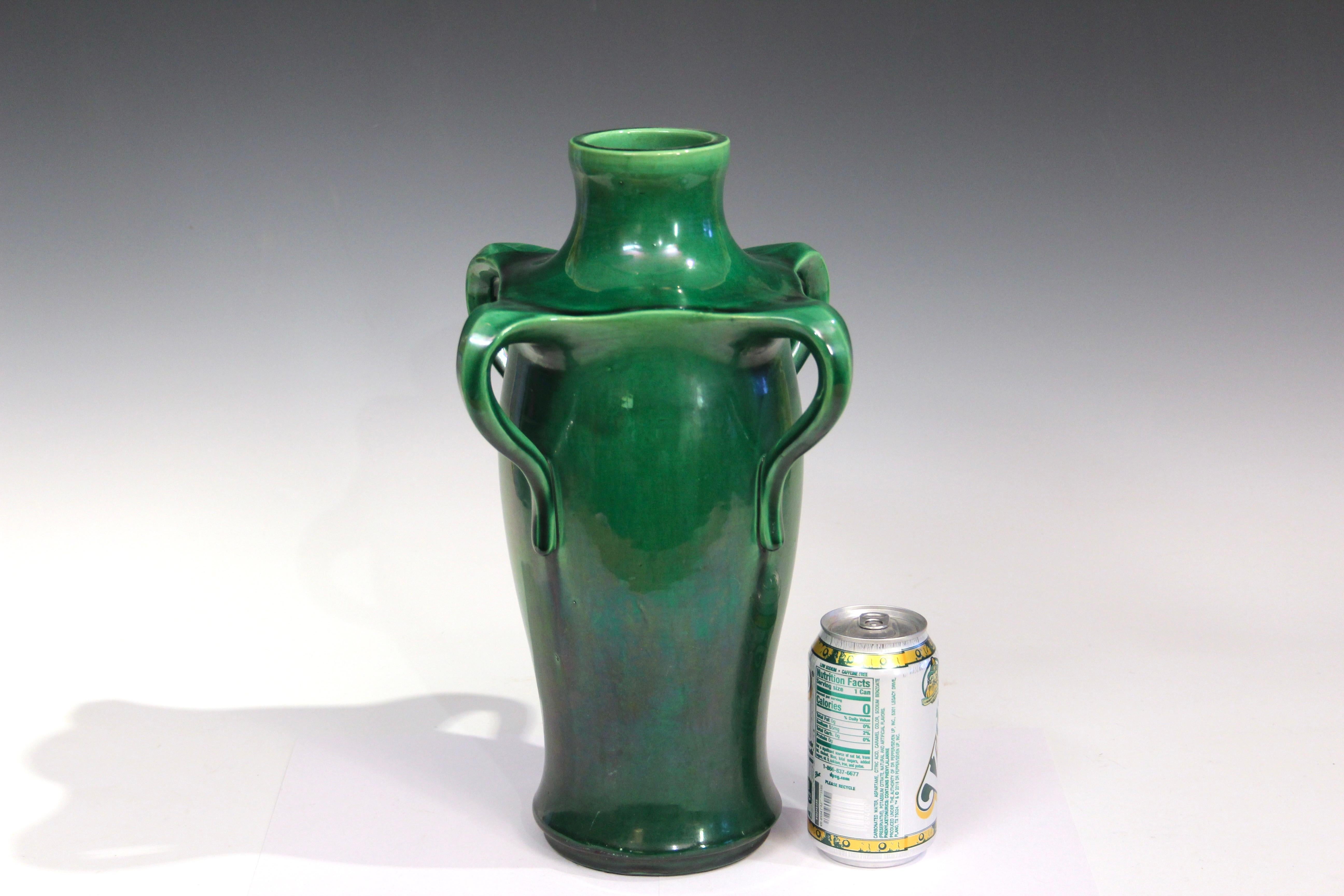 Inizio XX secolo Antico vaso di Awaji Pottery Art Nouveau a quattro manici di colore verde in vendita
