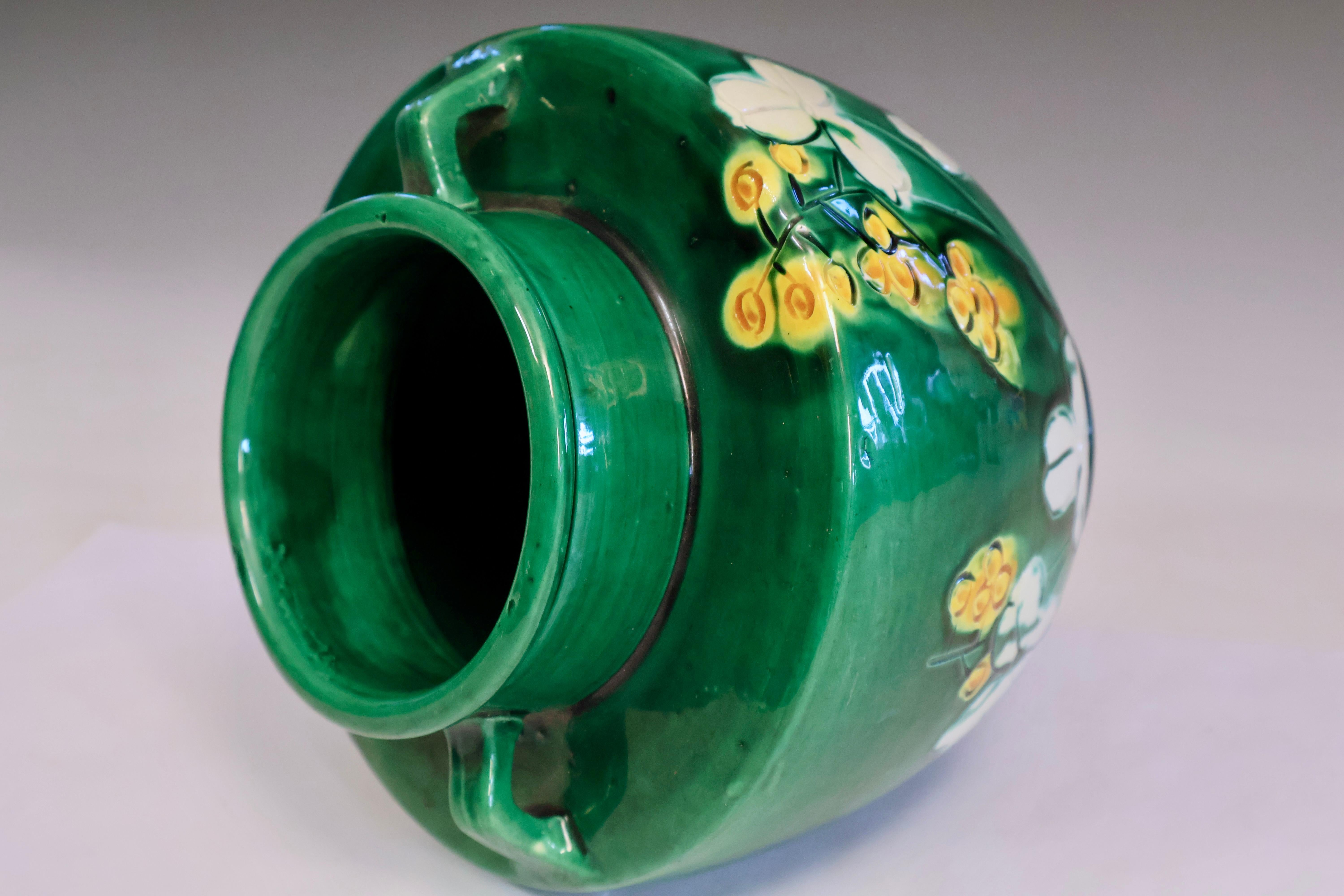 Arts and Crafts Vaso antico Awaji Pottery Arts & Crafts con fiori incisi in vendita