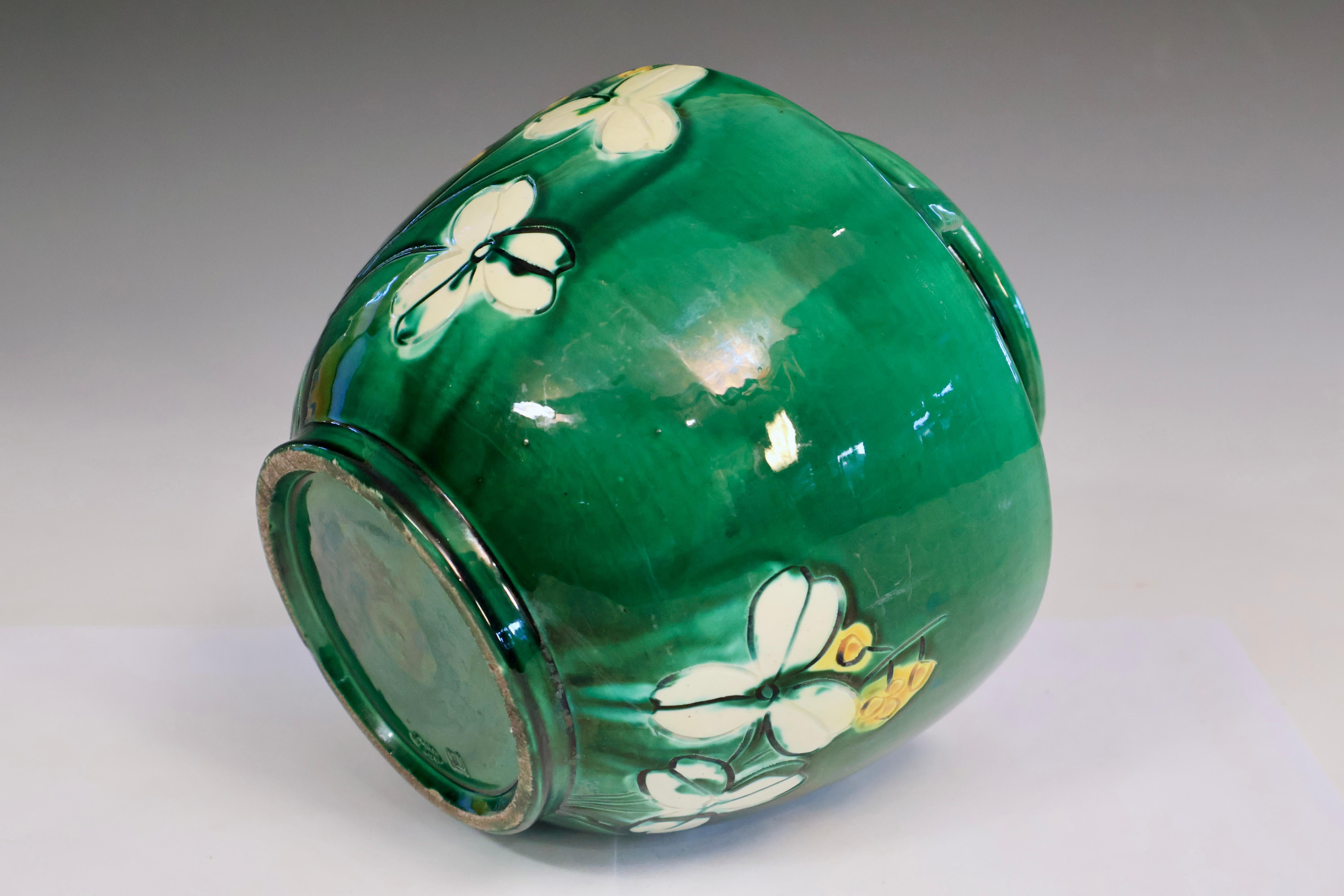 Giapponese Vaso antico Awaji Pottery Arts & Crafts con fiori incisi in vendita