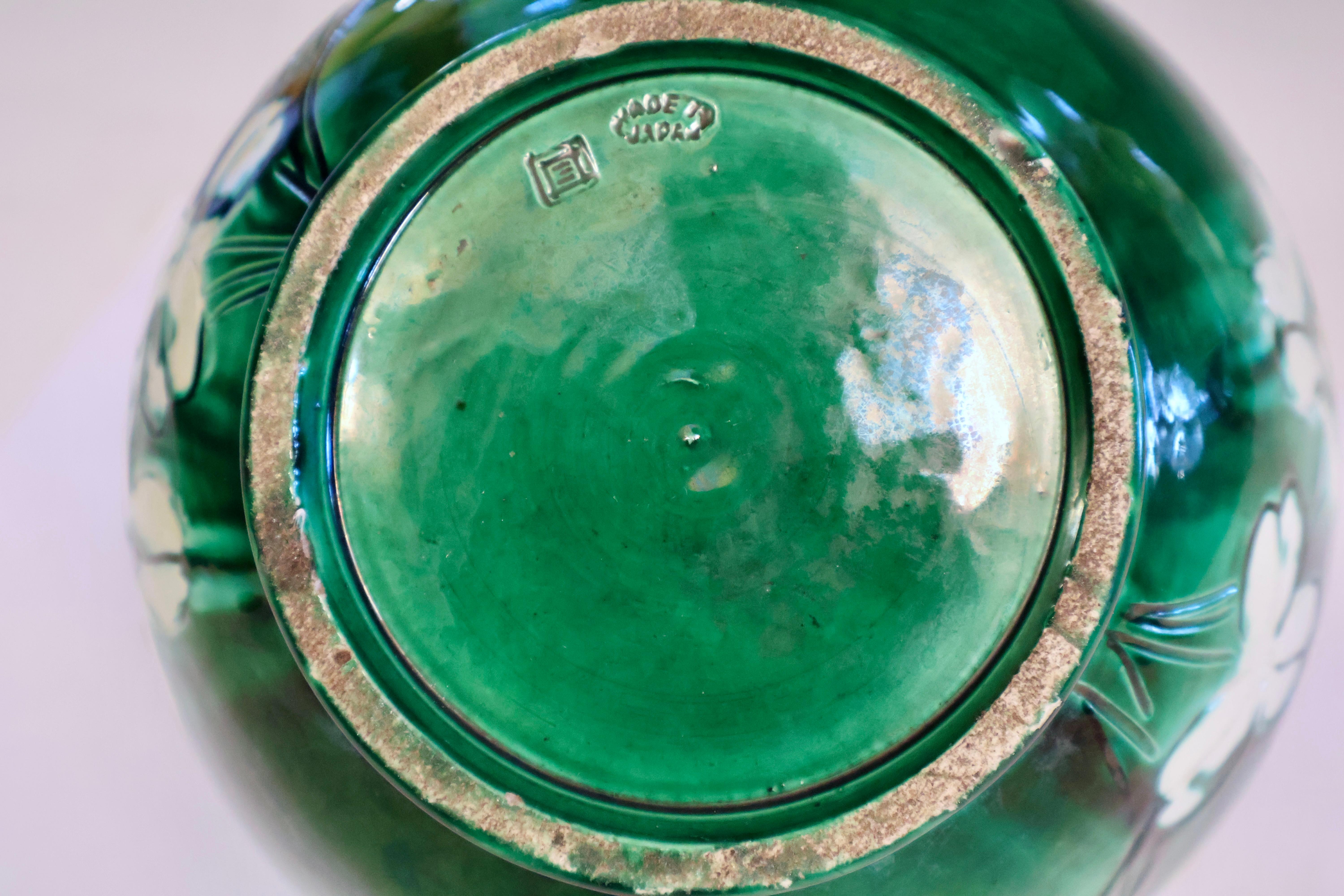 Tornito Vaso antico Awaji Pottery Arts & Crafts con fiori incisi in vendita