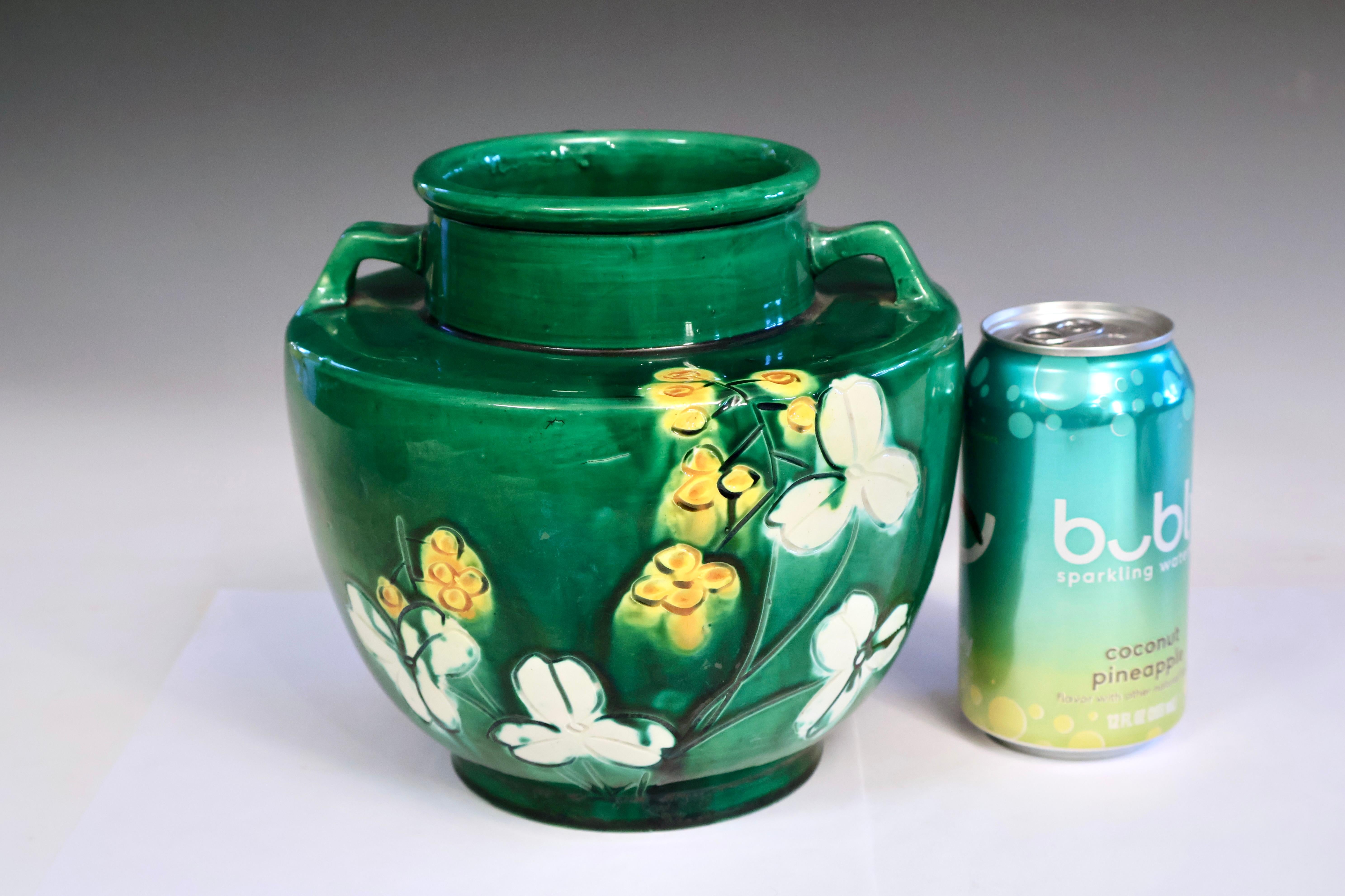 Vaso antico Awaji Pottery Arts & Crafts con fiori incisi In condizioni ottime in vendita a Wilton, CT