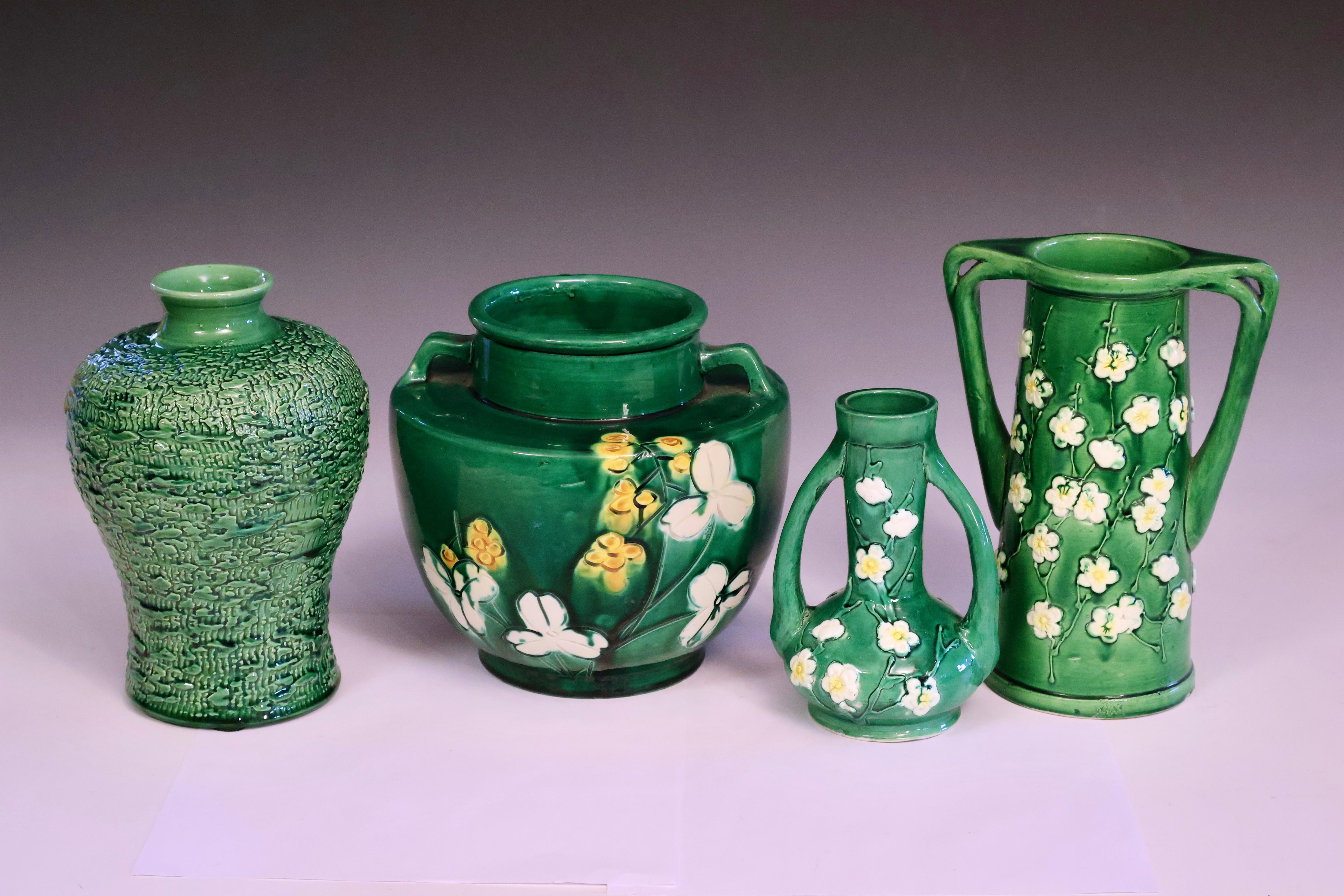 Inizio XX secolo Vaso antico Awaji Pottery Arts & Crafts con fiori incisi in vendita