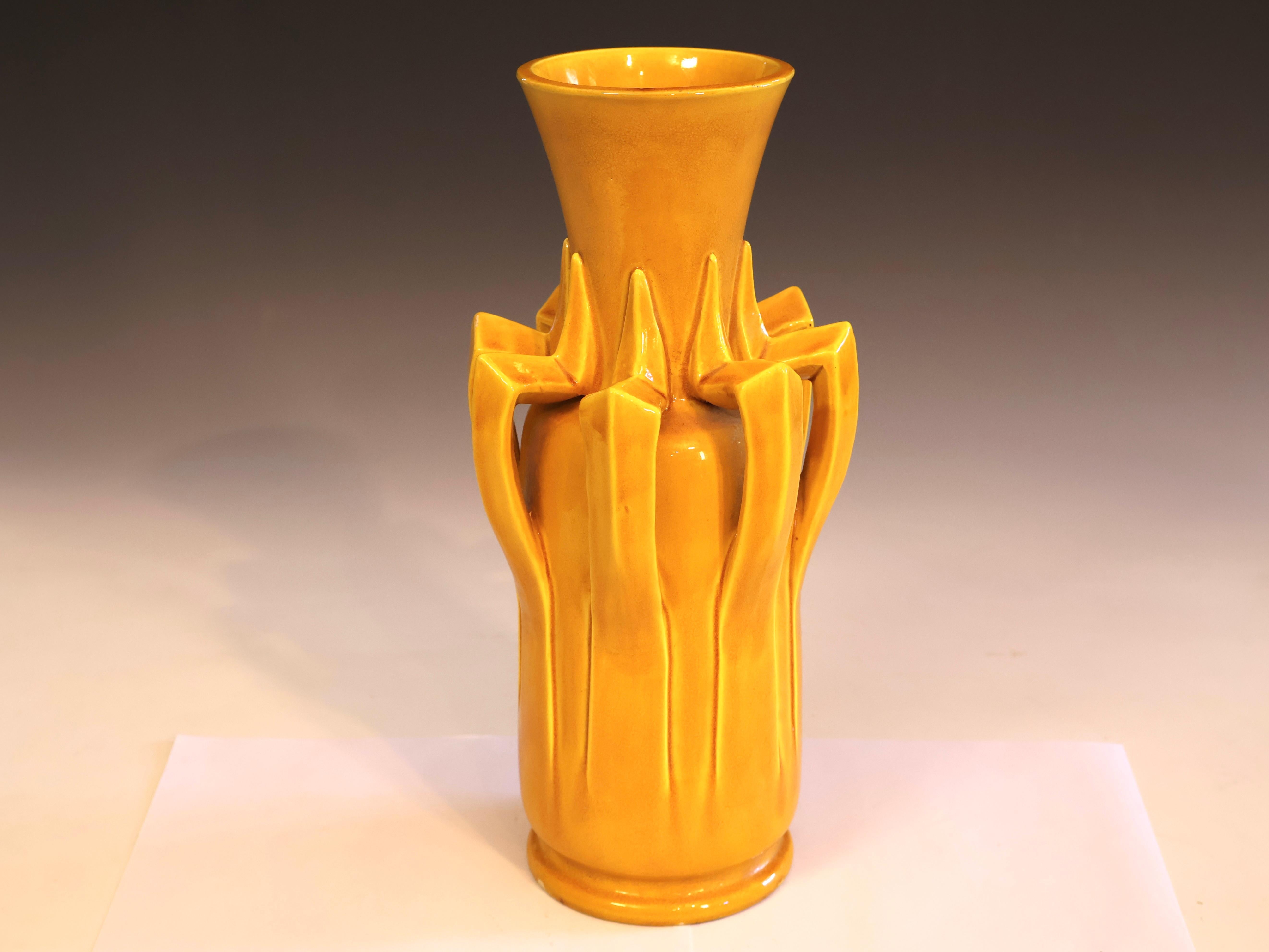 Antico vaso in ceramica Awaji con foglie appuntite piegate a sostenere un 