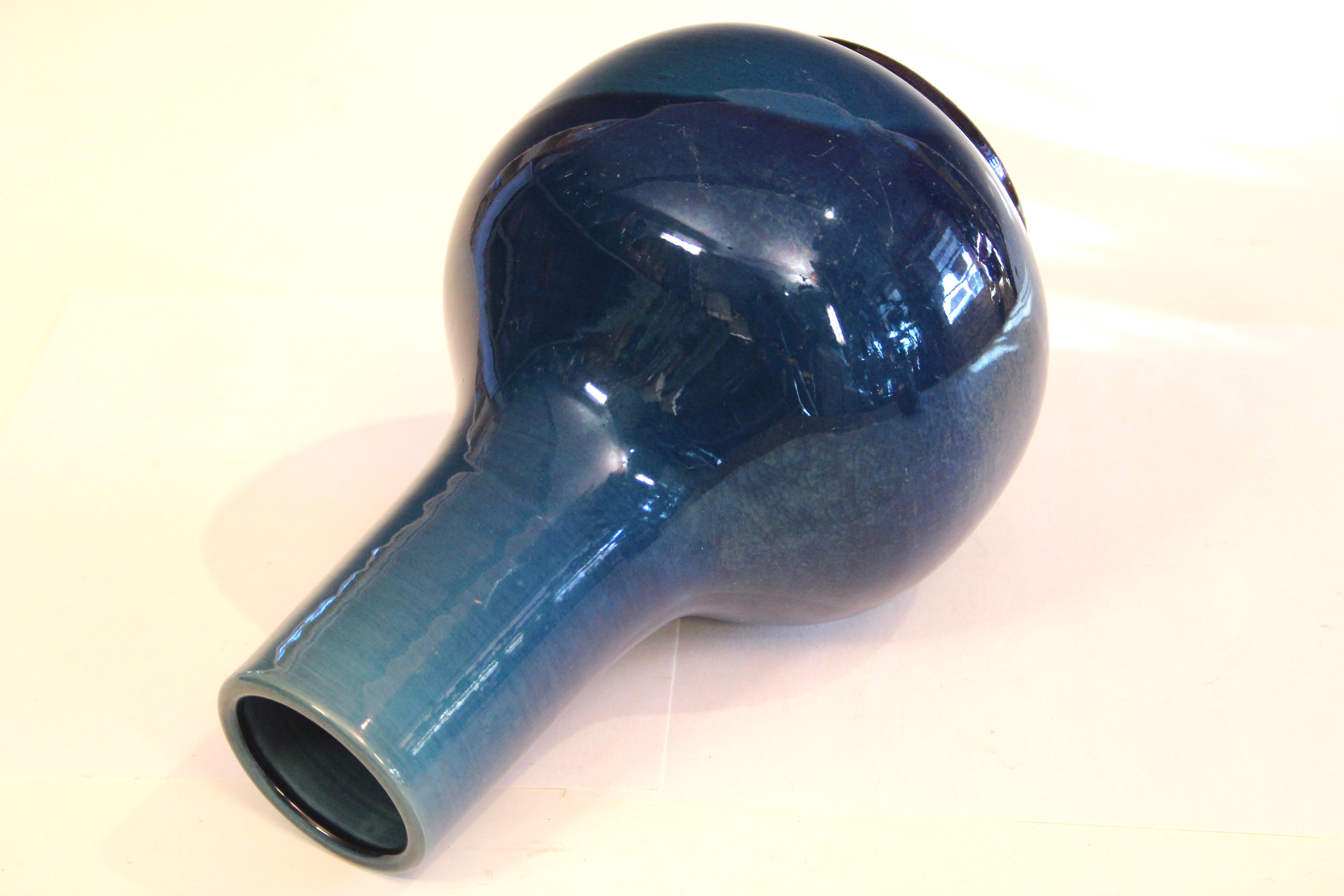 Antico vaso a bottiglia in ceramica Awaji con smalto monocromatico blu scuro, circa 1910. Bellissima forma e colore. Mano girata. Marchio di esportazione impresso sulla base. Altezza 9,5/8