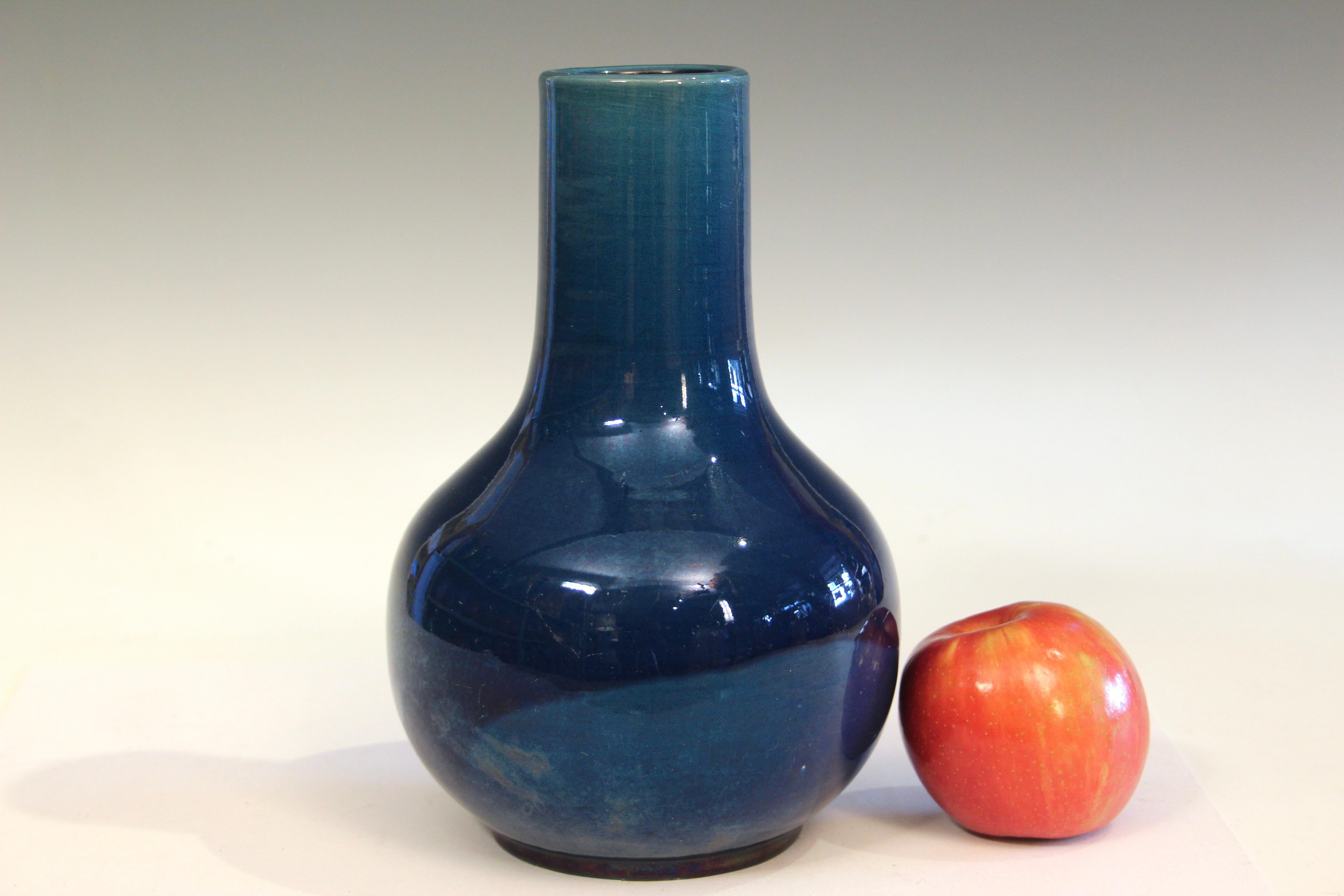 Antico vaso a bottiglia a collo lungo monocromatico blu di Awaji Pottery In condizioni buone in vendita a Wilton, CT