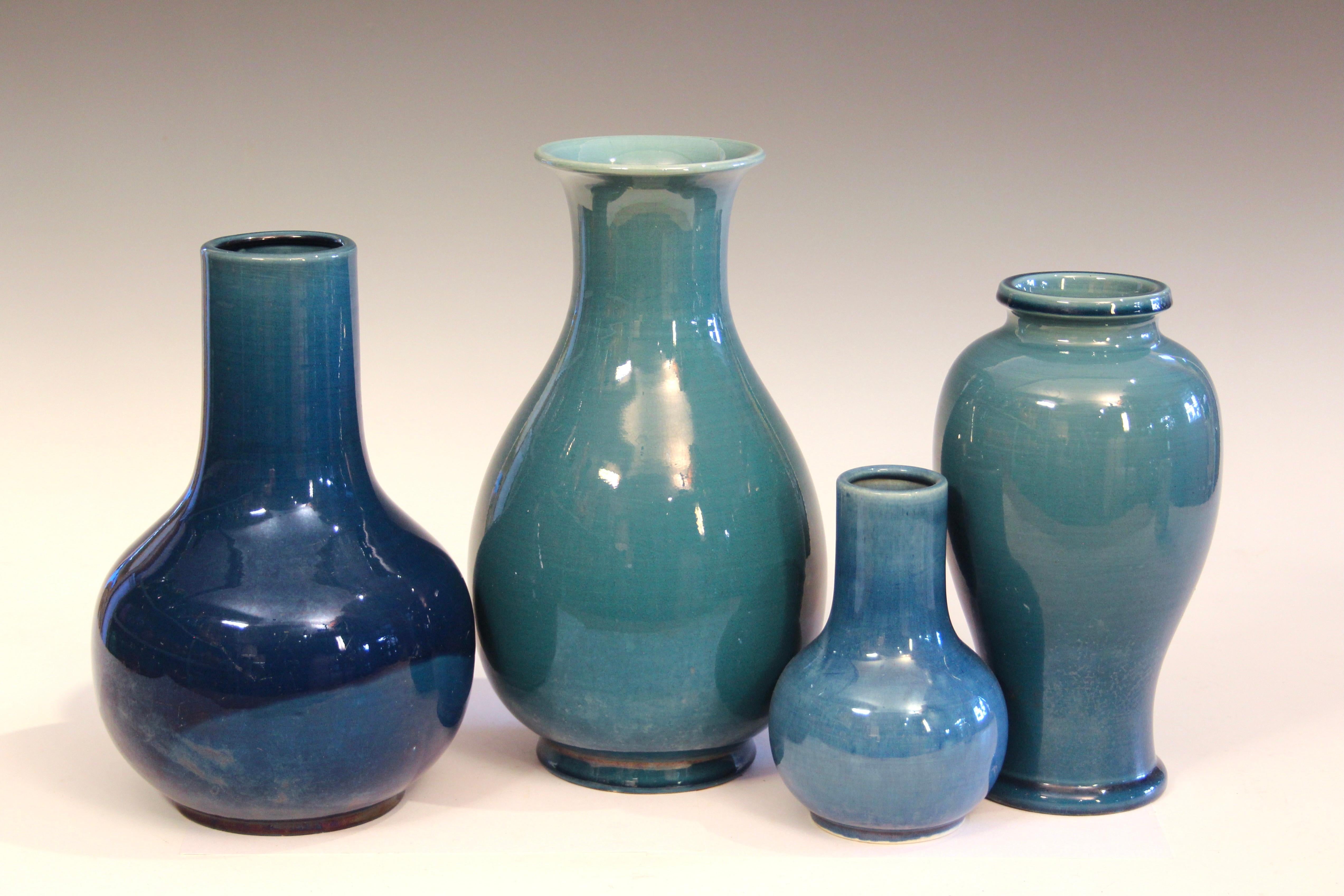 Inizio XX secolo Antico vaso a bottiglia a collo lungo monocromatico blu di Awaji Pottery in vendita