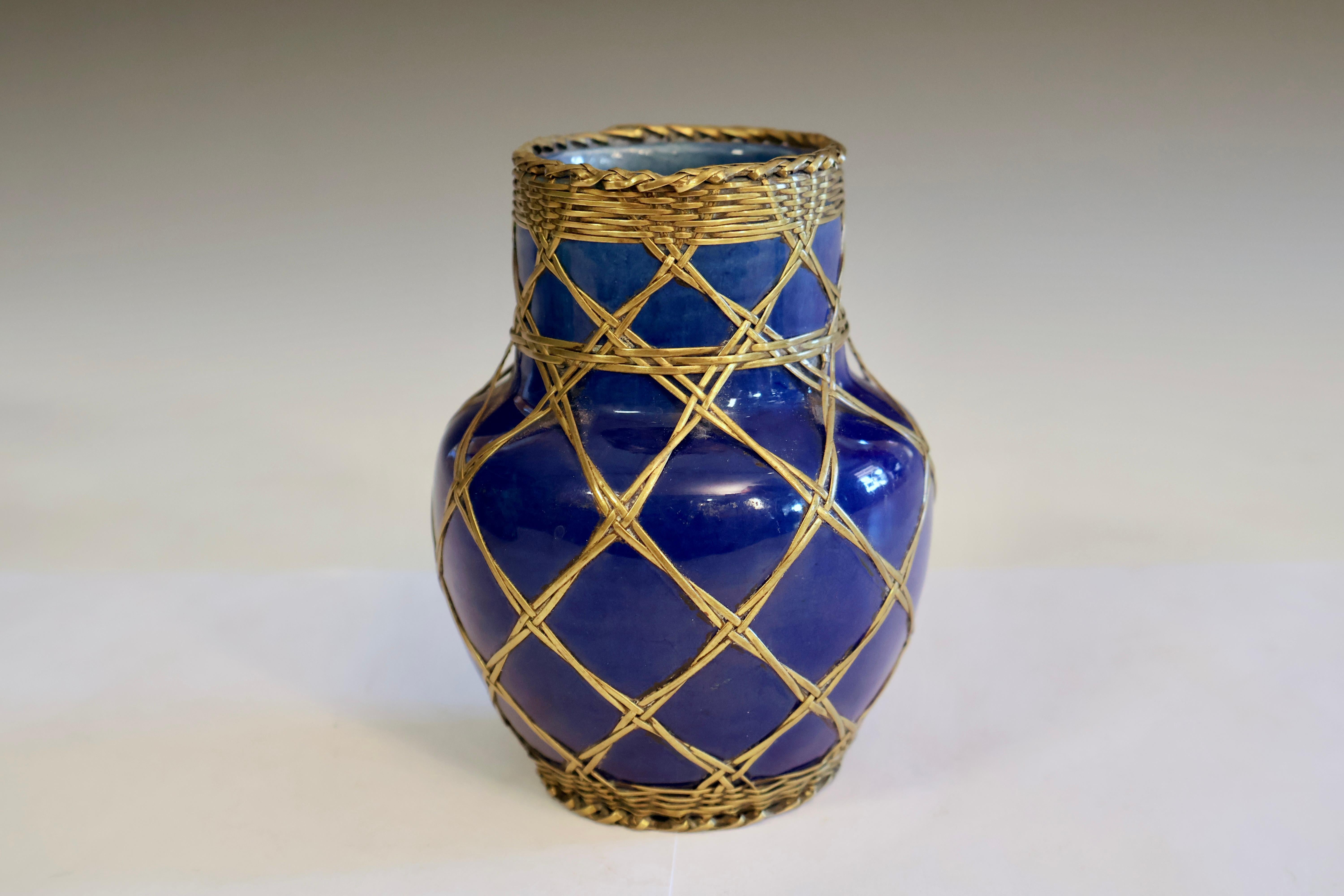 Antico vaso di Awaji Pottery con smalto blu intenso ricoperto da un motivo geometrico di tessitura in ottone. Dal forno di Sumoto Kiln di Tamura Kyuhei, nella capitale dell'isola di Awaji, Sumoto, circa 1910. Marchio a doppio diamante impresso sulla