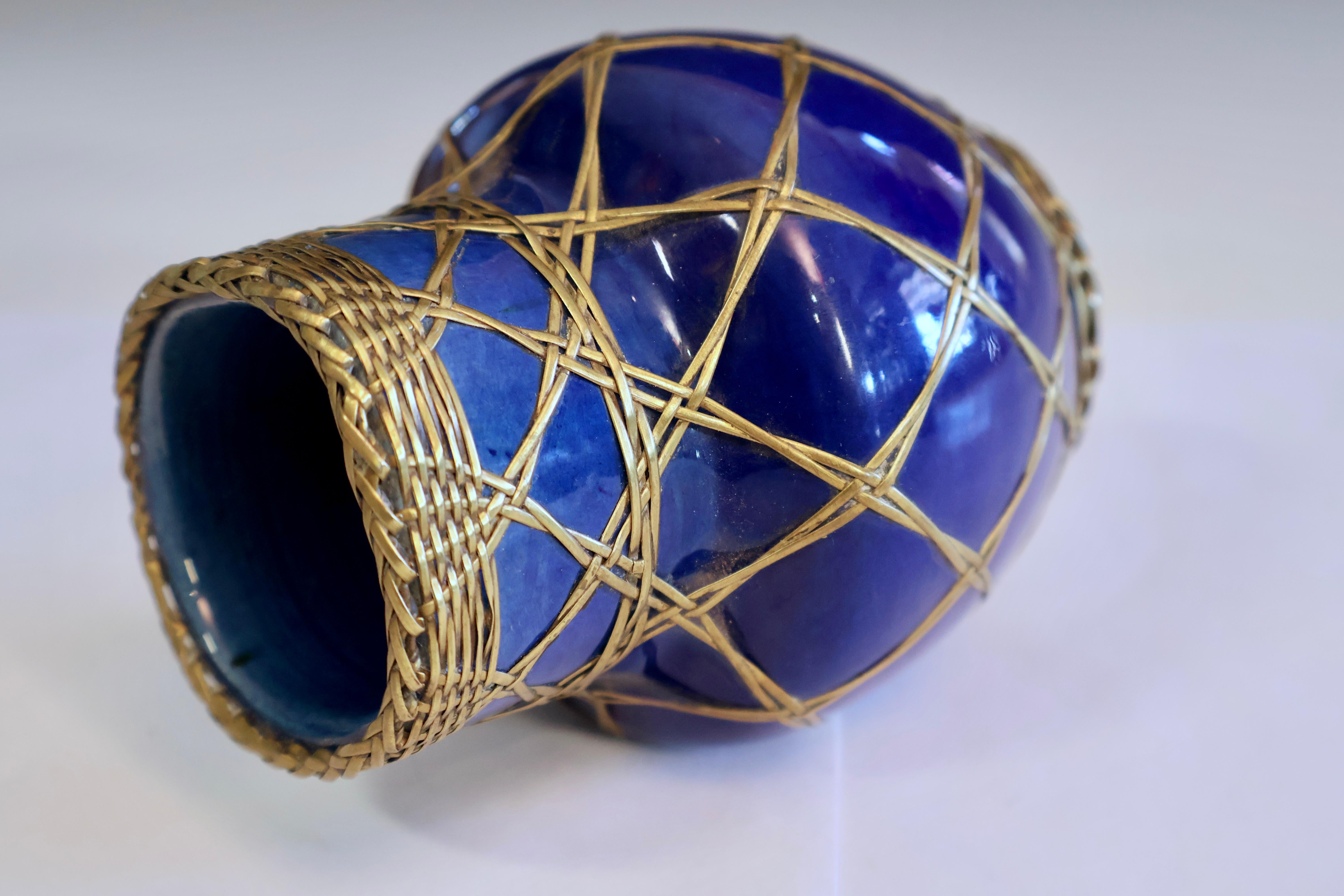 Arts and Crafts Antico vaso blu di Awaji Pottery con intreccio in ottone in vendita