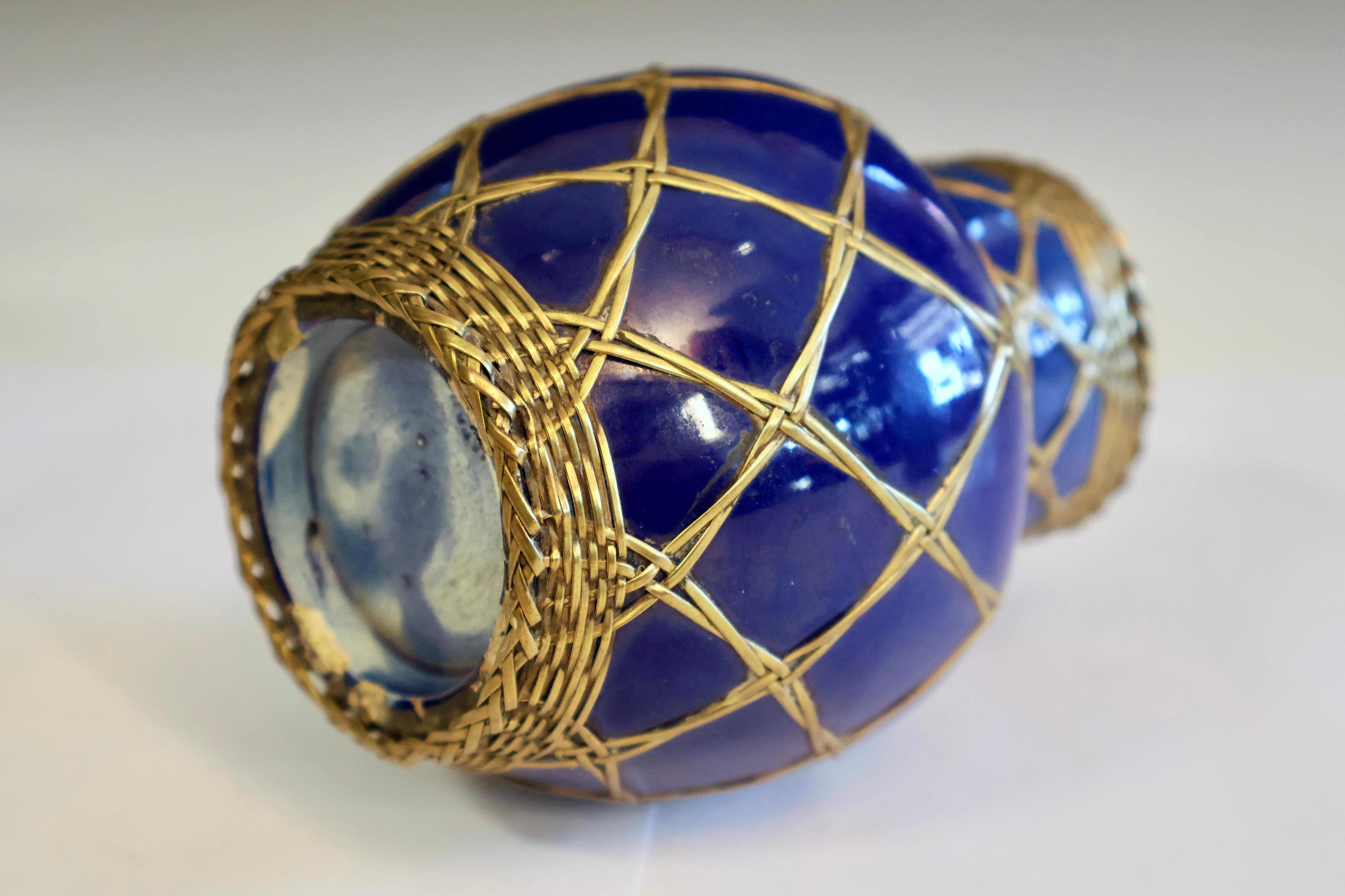 Giapponese Antico vaso blu di Awaji Pottery con intreccio in ottone in vendita