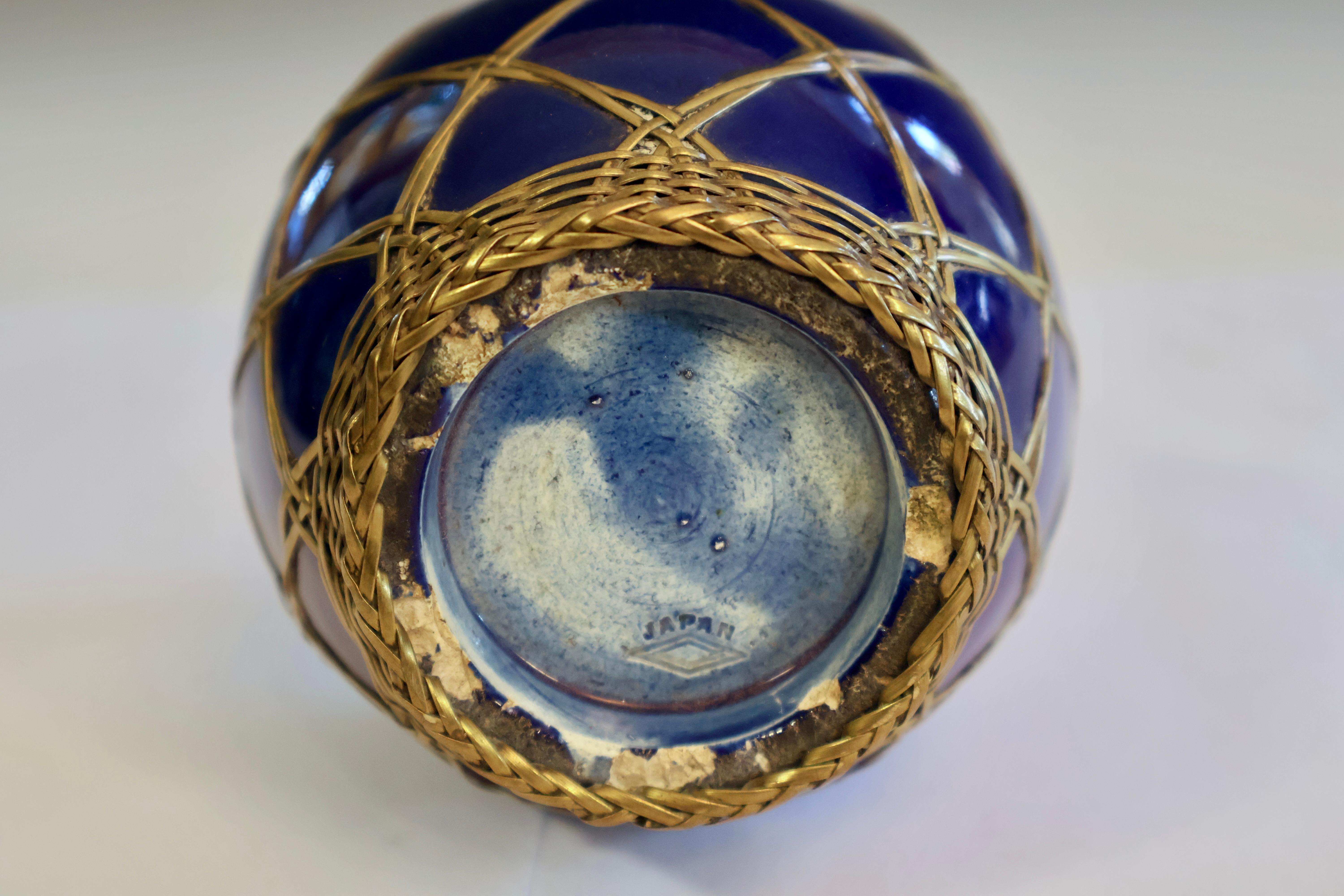 Tornito Antico vaso blu di Awaji Pottery con intreccio in ottone in vendita