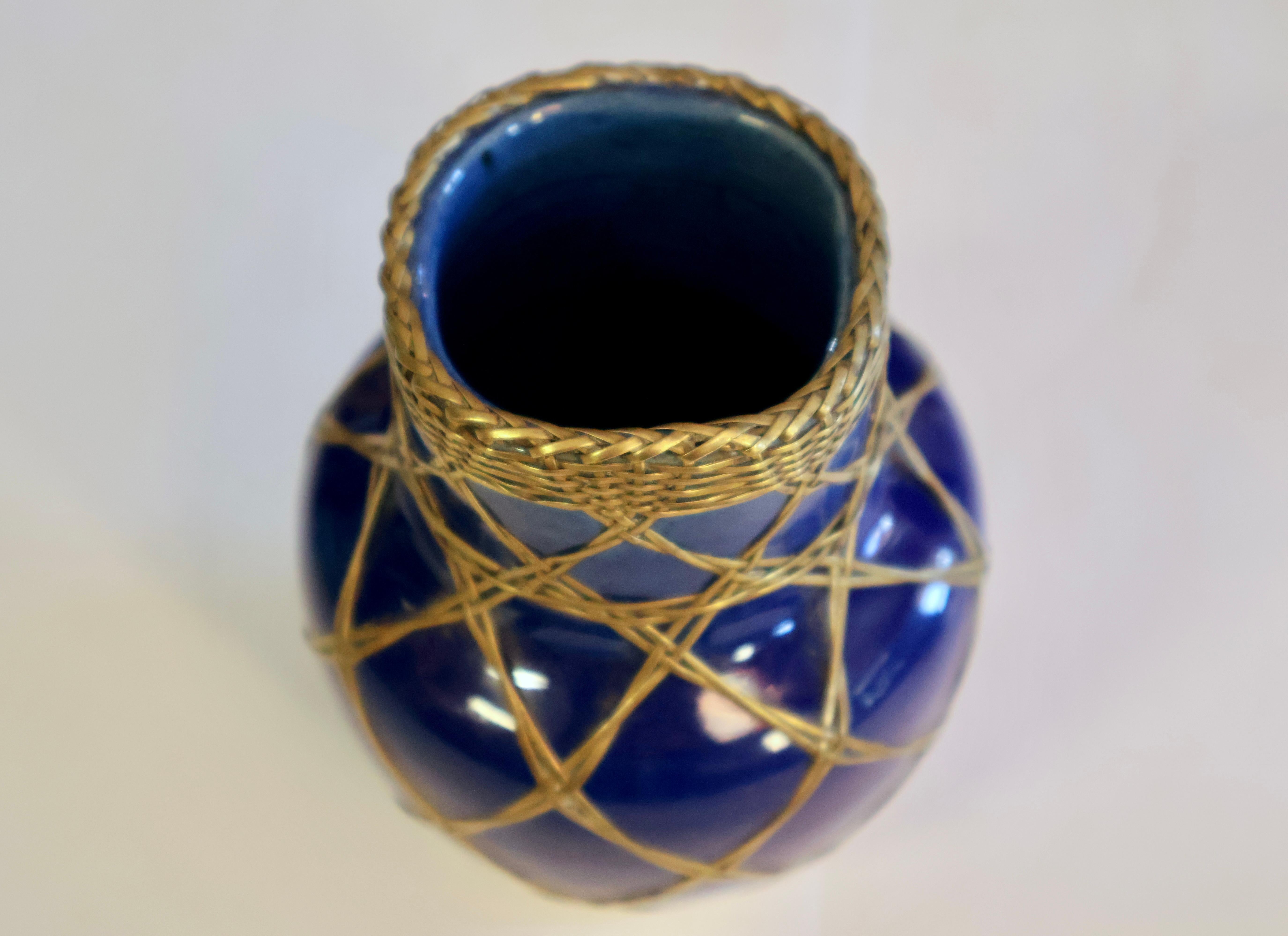 Antico vaso blu di Awaji Pottery con intreccio in ottone In condizioni ottime in vendita a Wilton, CT