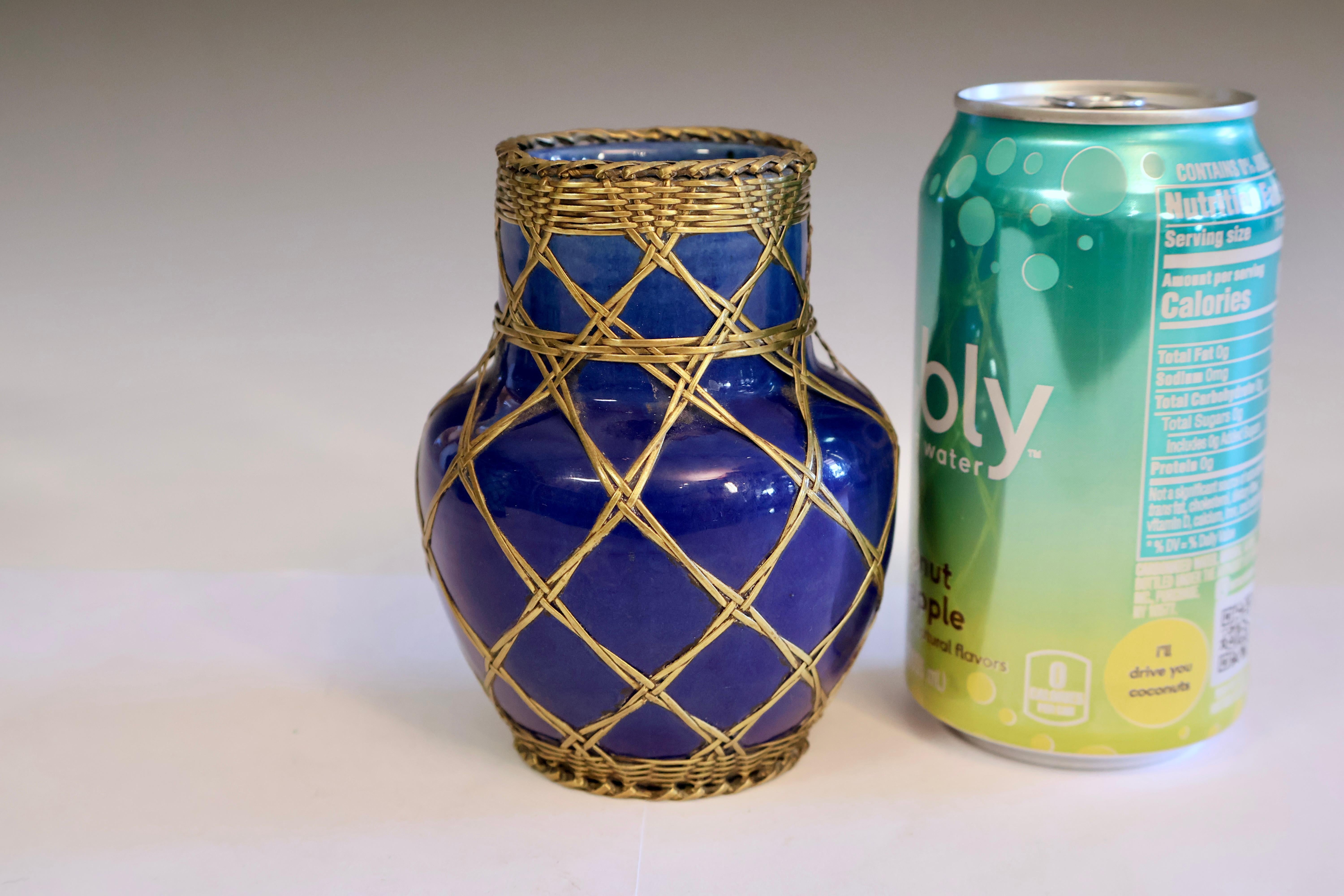 Inizio XX secolo Antico vaso blu di Awaji Pottery con intreccio in ottone in vendita