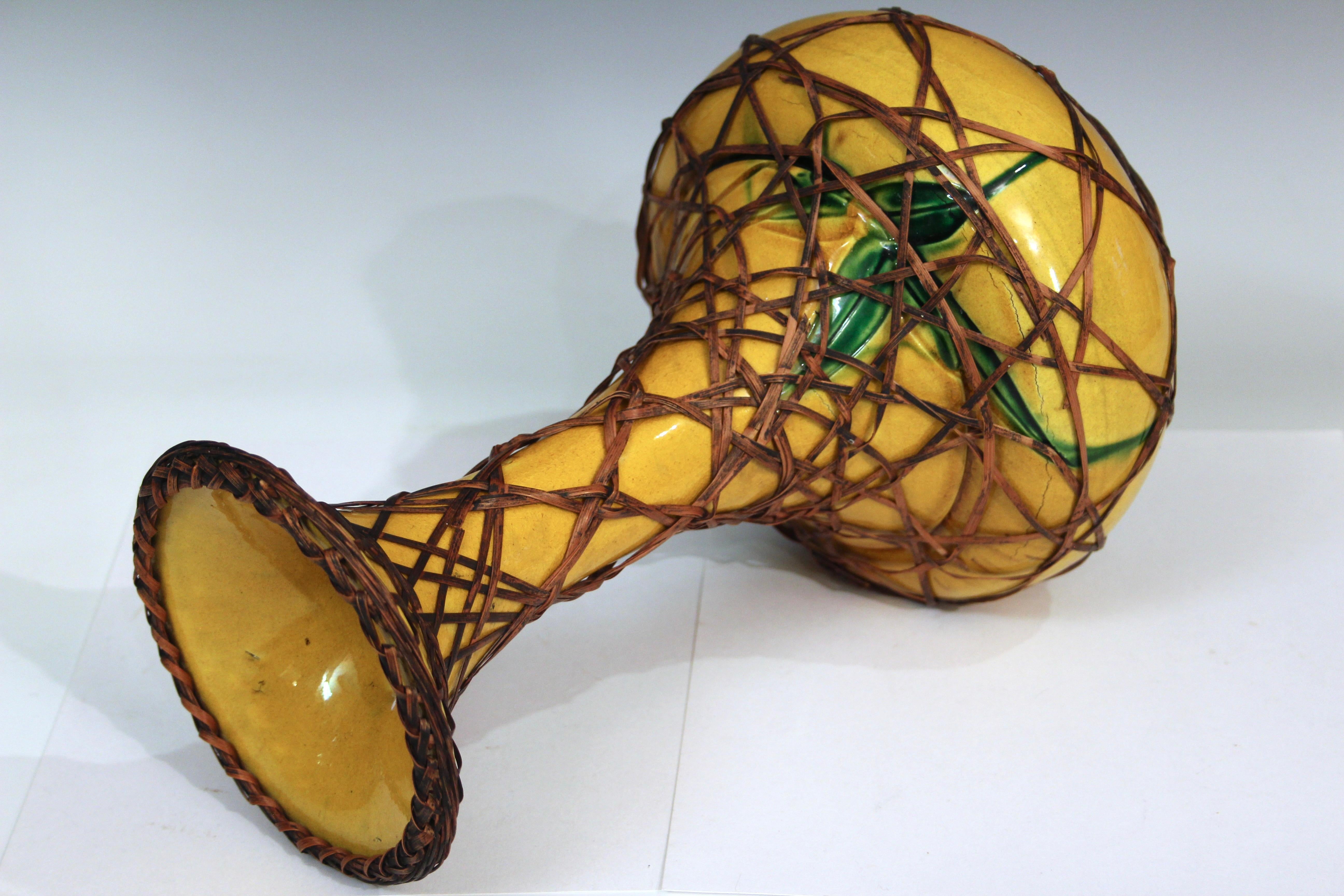 Arts and Crafts Antico vaso di bambù inciso di Awaji Pottery con intreccio di rattan in vendita