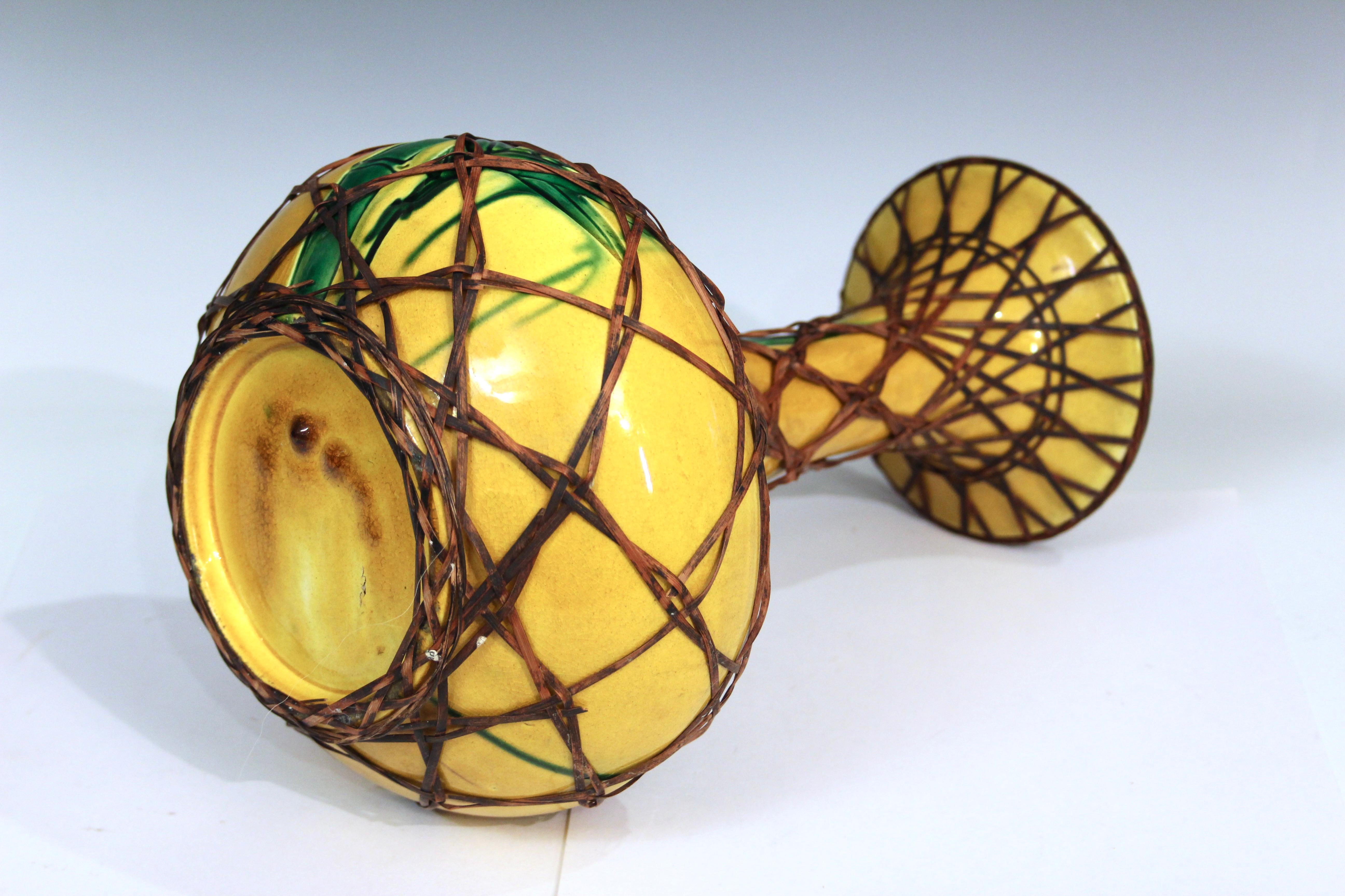 Giapponese Antico vaso di bambù inciso di Awaji Pottery con intreccio di rattan in vendita