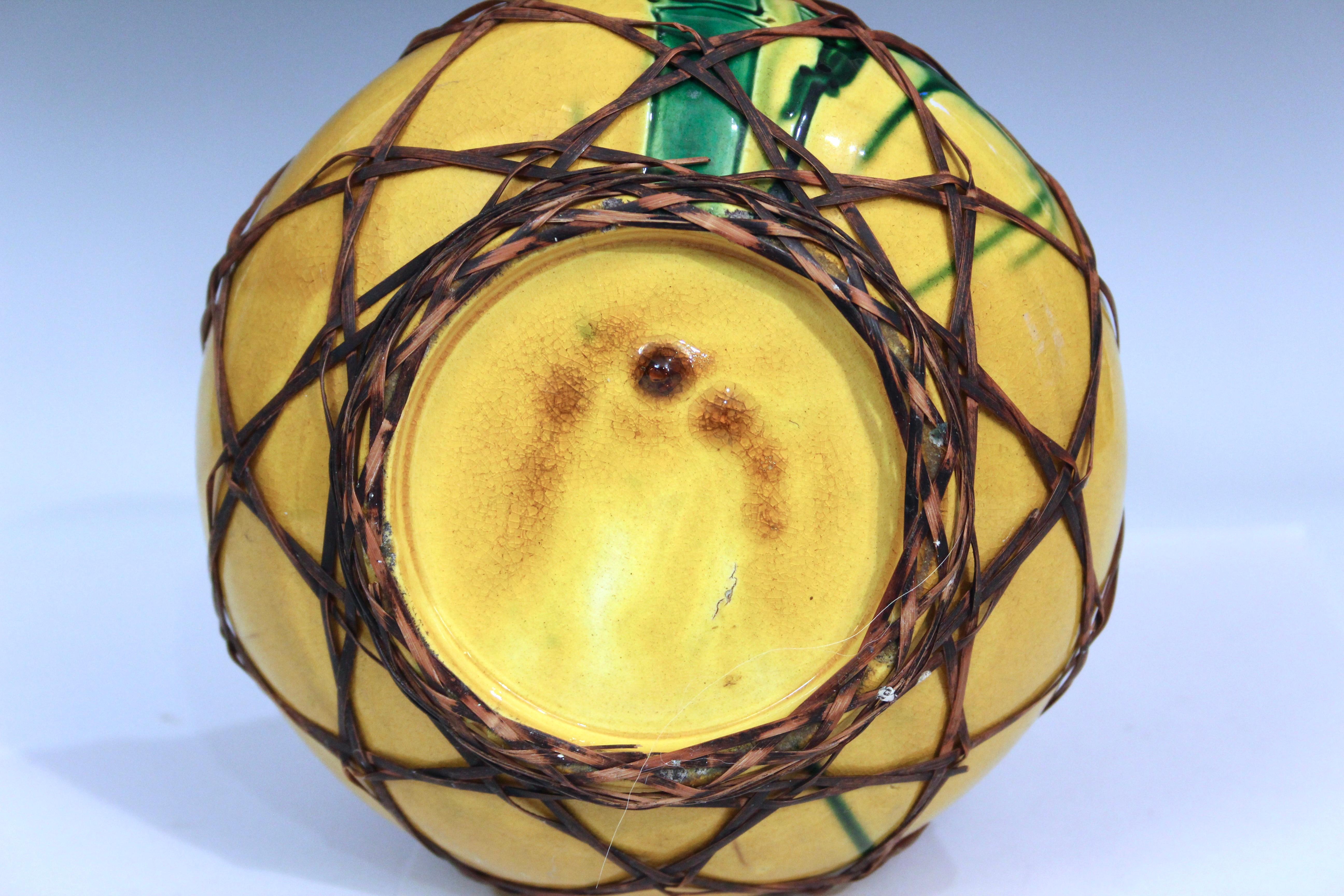 Tornito Antico vaso di bambù inciso di Awaji Pottery con intreccio di rattan in vendita