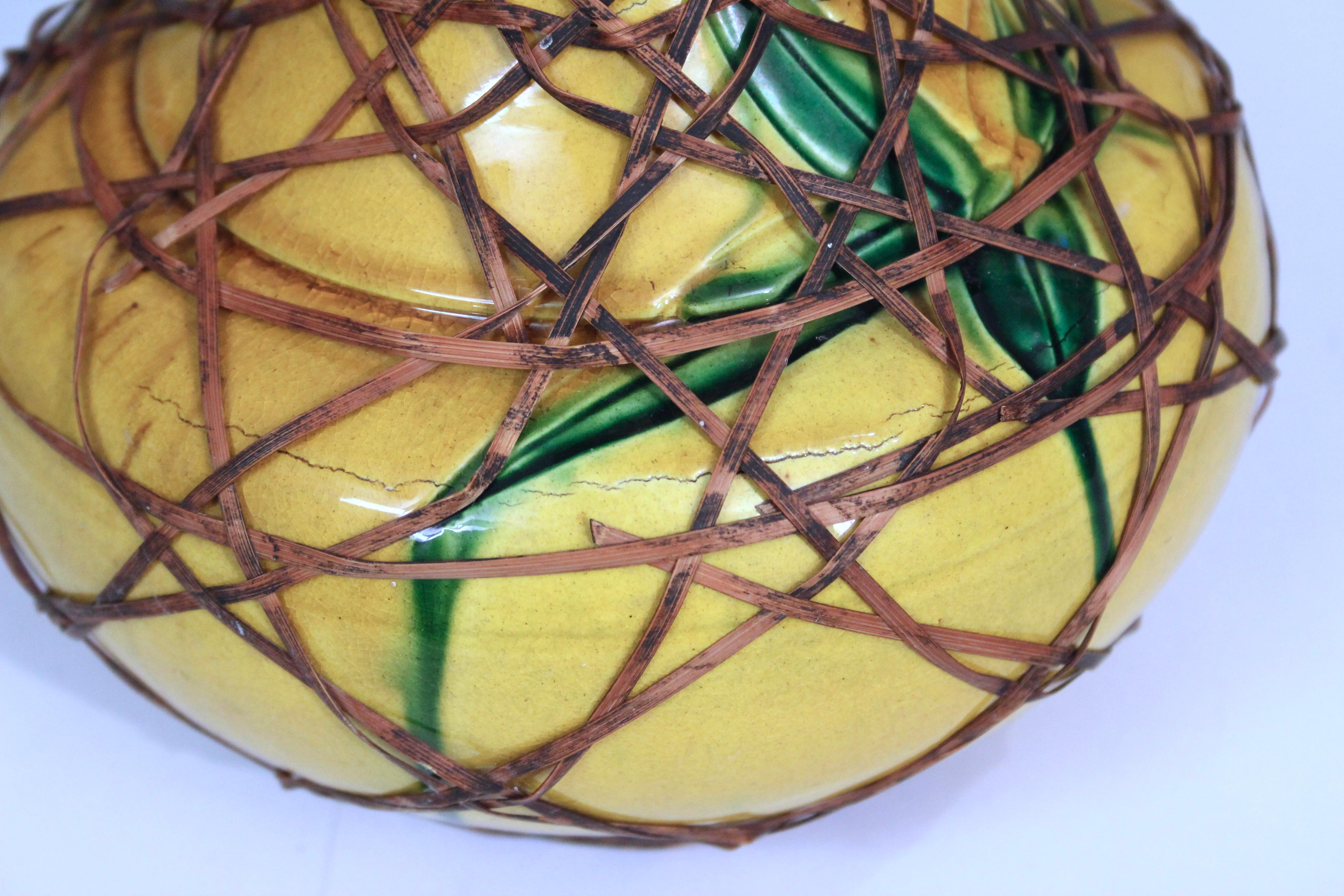 Antico vaso di bambù inciso di Awaji Pottery con intreccio di rattan In condizioni buone in vendita a Wilton, CT