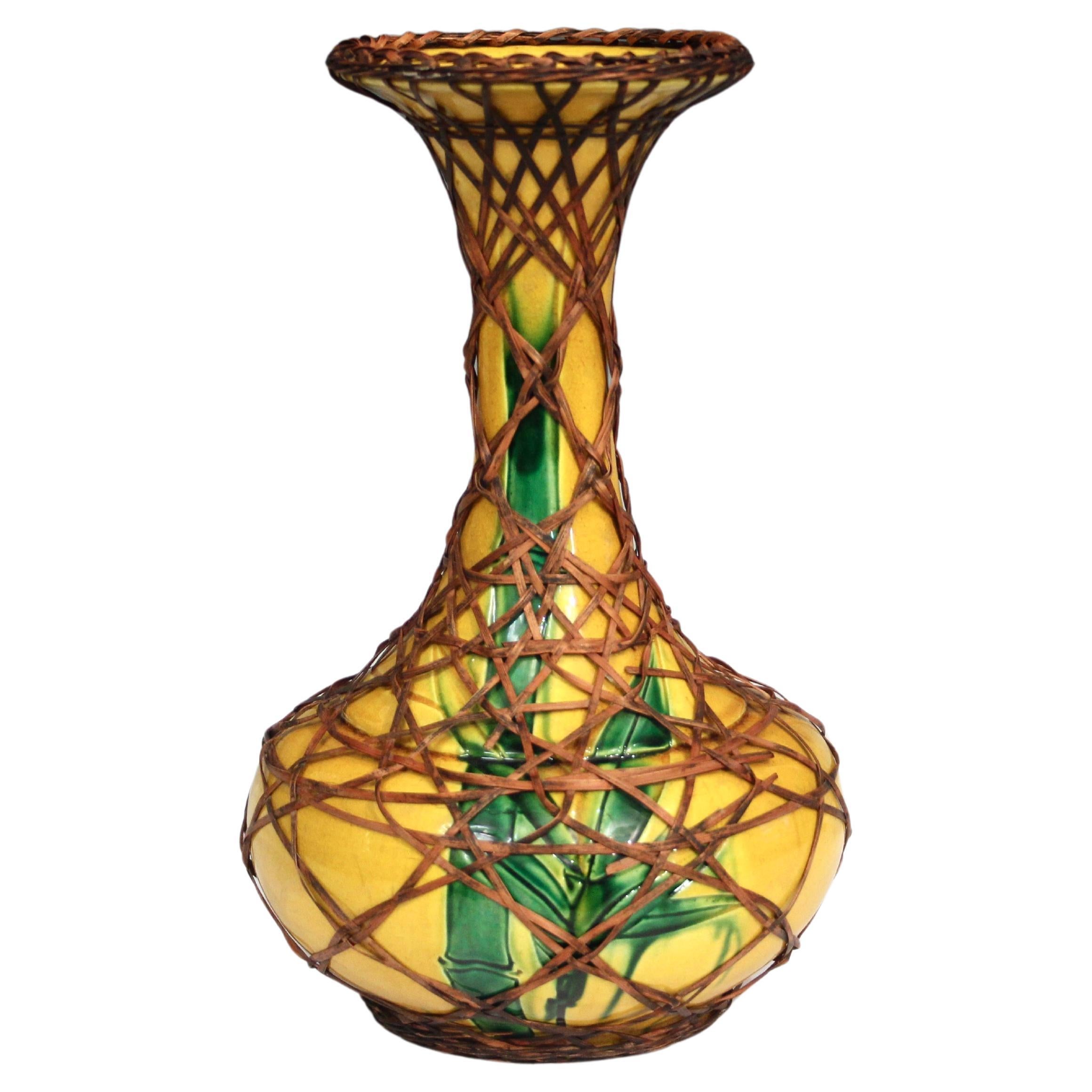 Vase ancien en bambou incisé et tressage de rotin de l'Awaji Pottery