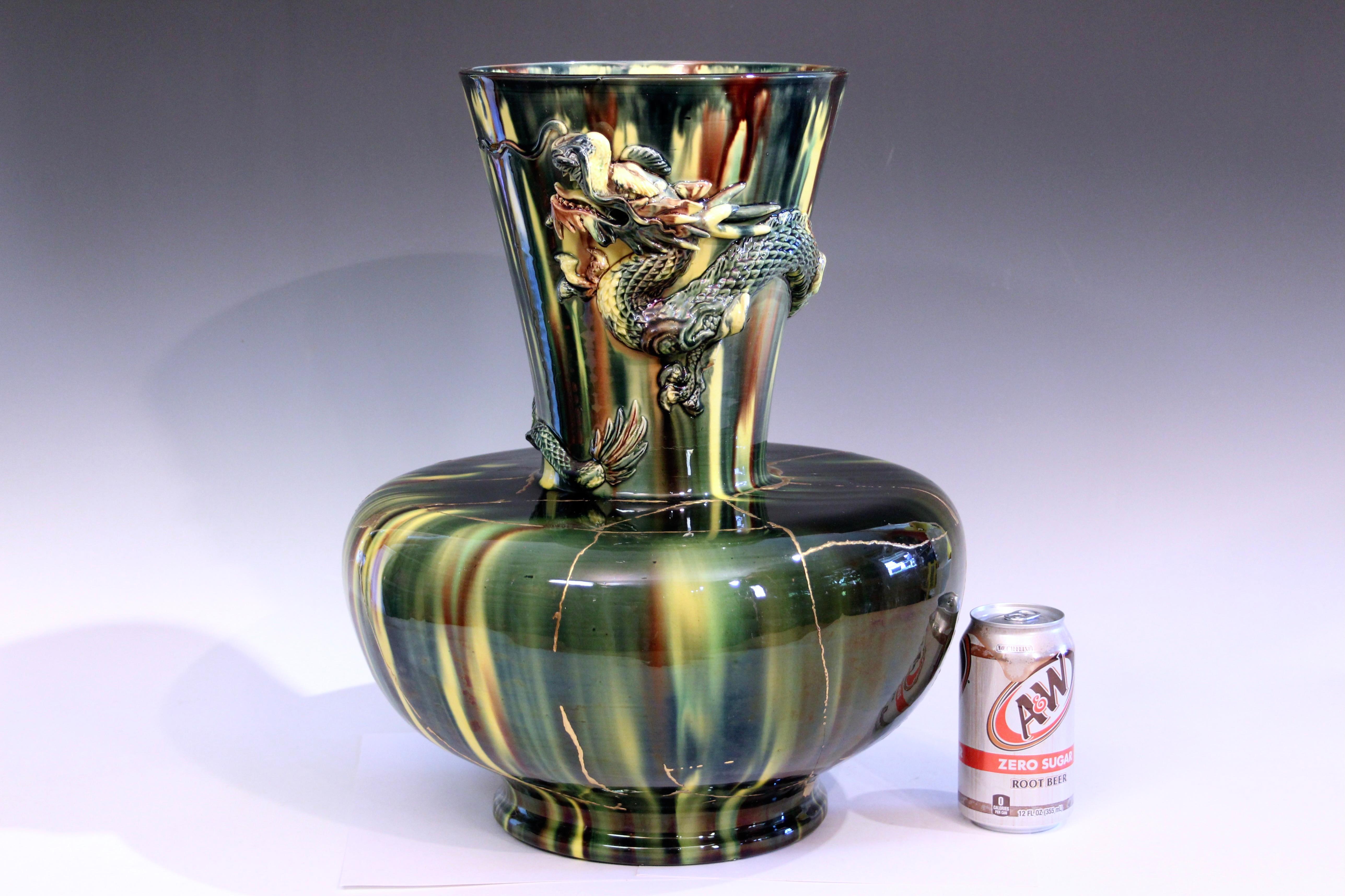 Antico vaso a drago grande in ceramica Awaji Pottery con decorazioni in oro Kintsugi in vendita 4