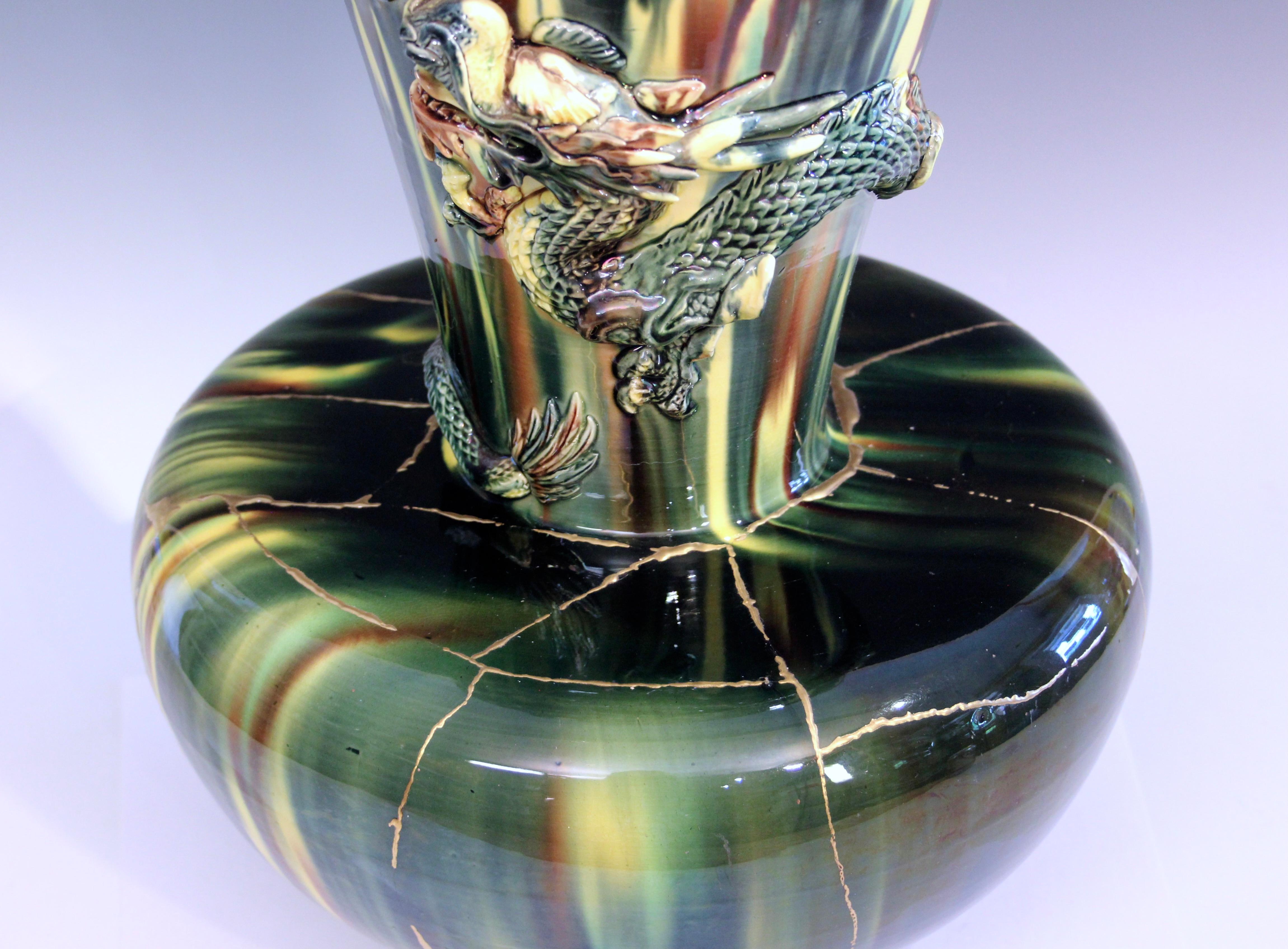 Arts and Crafts Antico vaso a drago grande in ceramica Awaji Pottery con decorazioni in oro Kintsugi in vendita