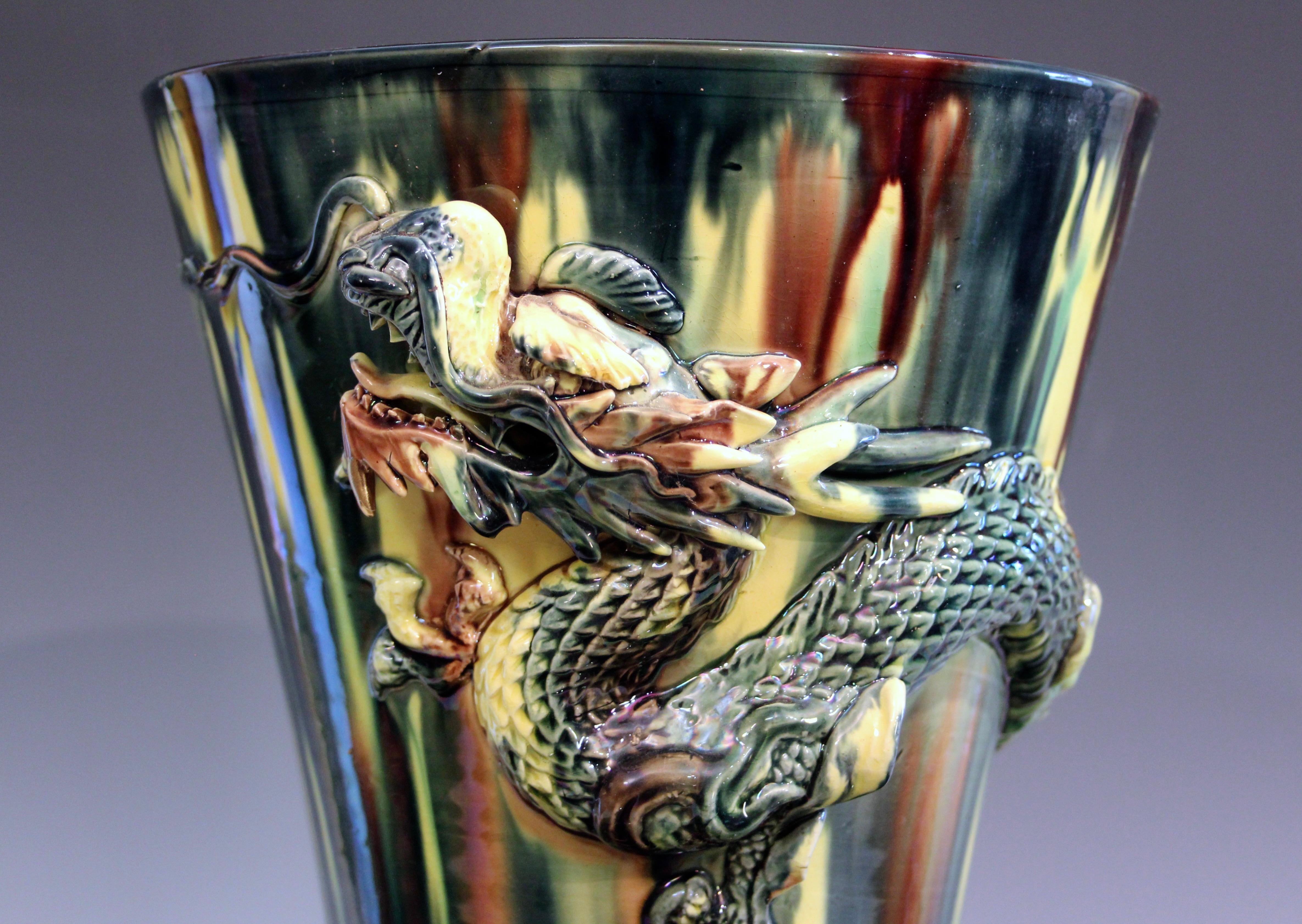 Inizio XX secolo Antico vaso a drago grande in ceramica Awaji Pottery con decorazioni in oro Kintsugi in vendita