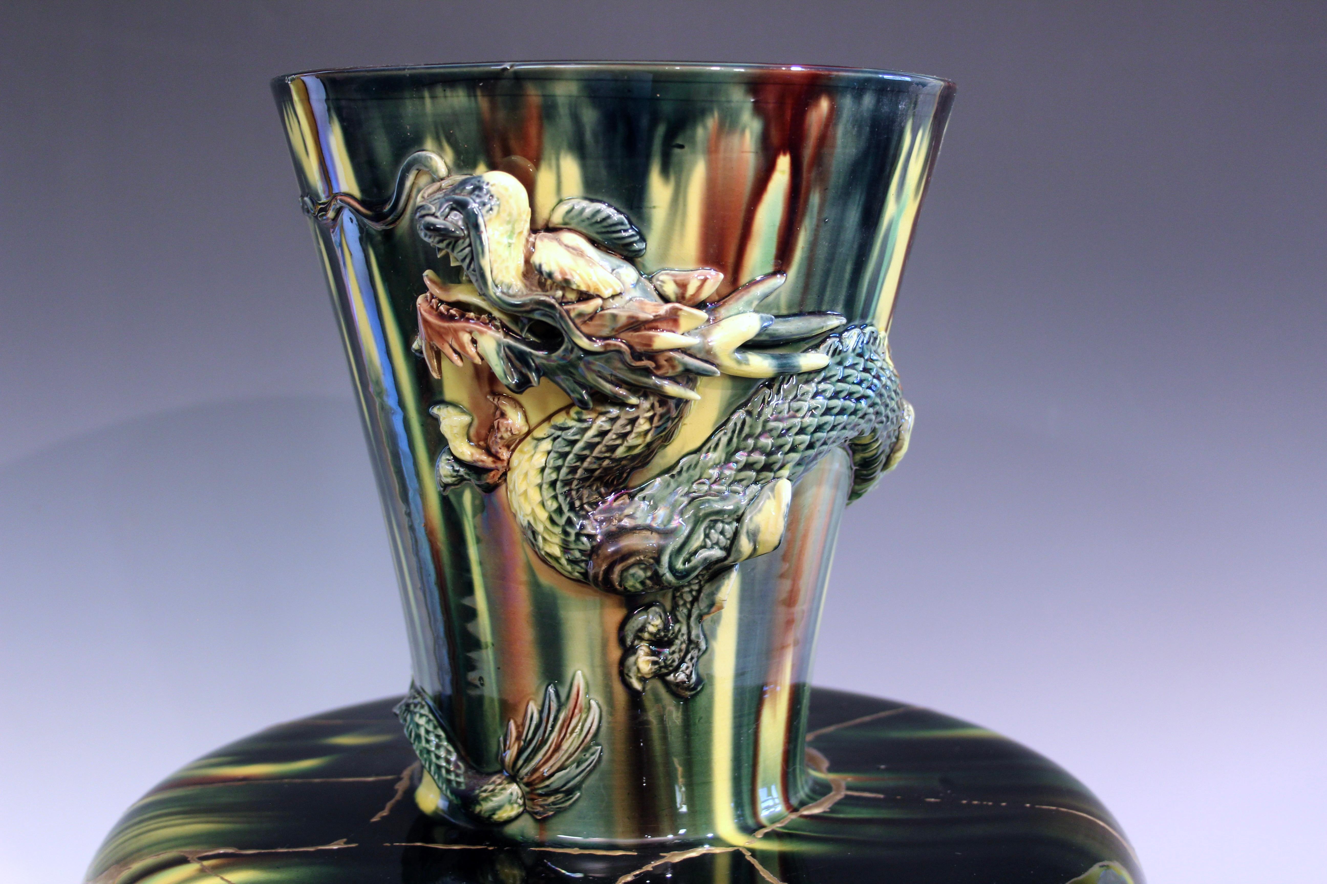 Terracotta Antico vaso a drago grande in ceramica Awaji Pottery con decorazioni in oro Kintsugi in vendita