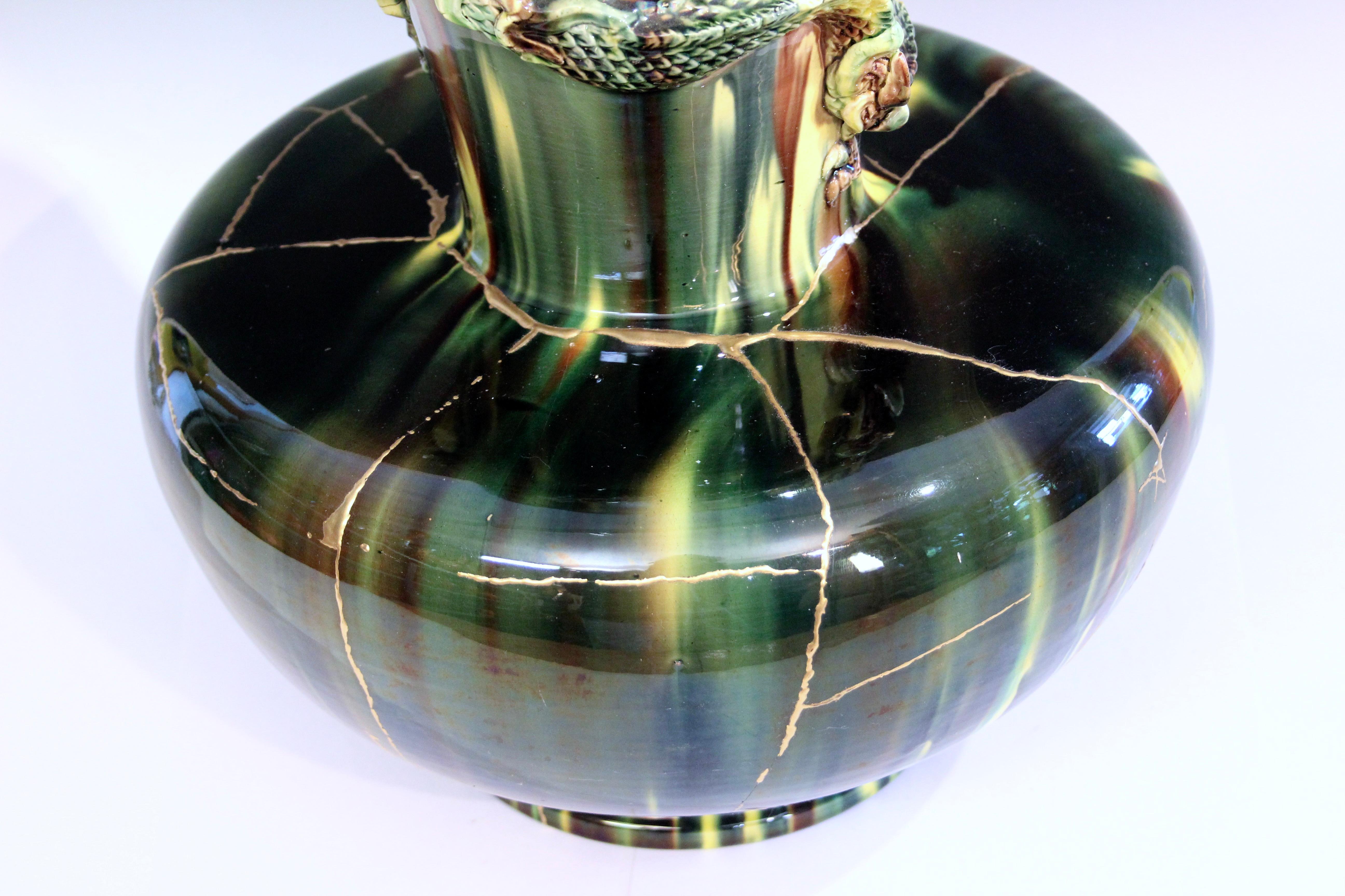 Antico vaso a drago grande in ceramica Awaji Pottery con decorazioni in oro Kintsugi in vendita 1