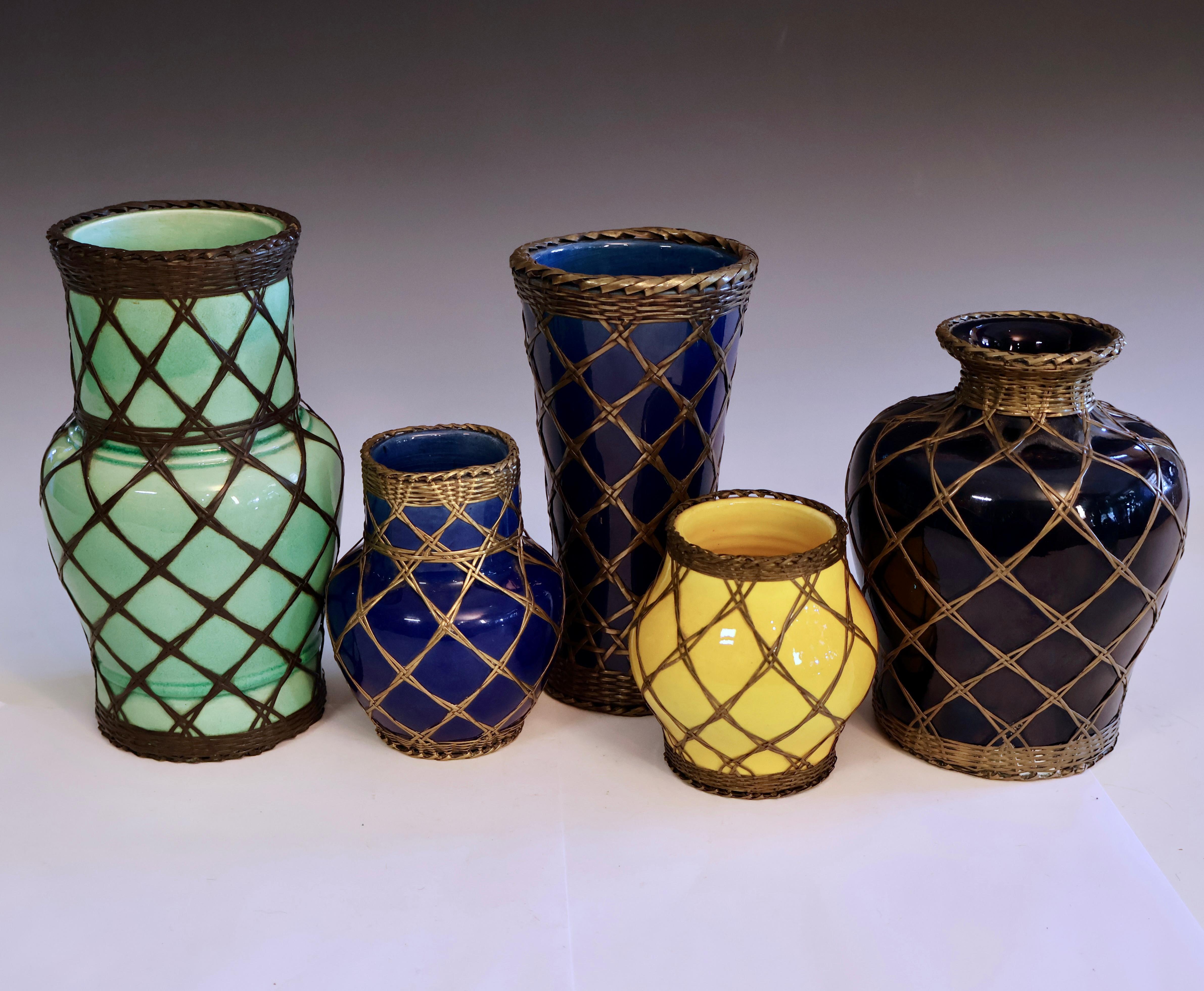 Antico vaso Awaji Pottery verde chiaro con intreccio in ottone in vendita 2
