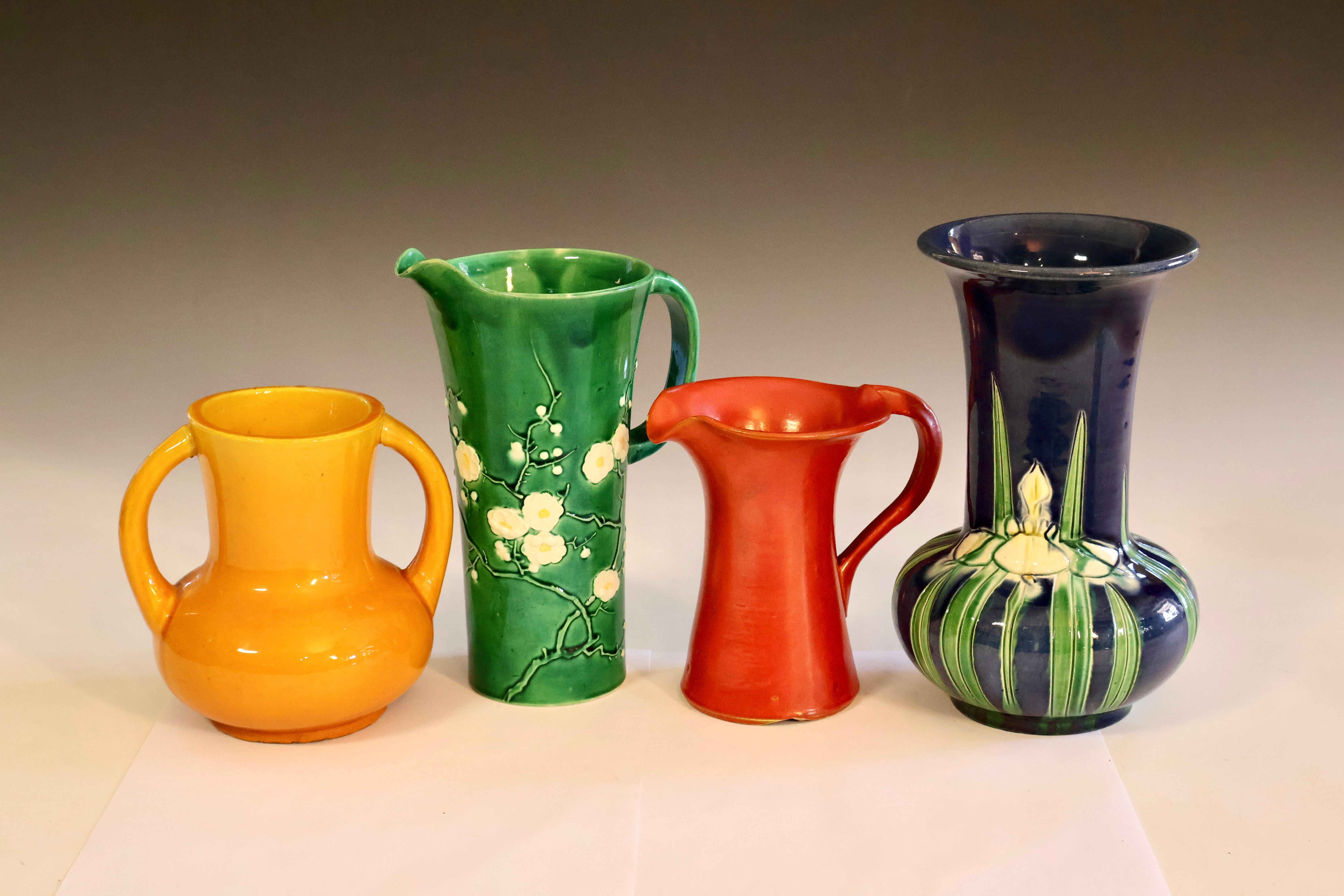 Antico vaso Awaji Pottery verde chiaro con intreccio in ottone in vendita 3