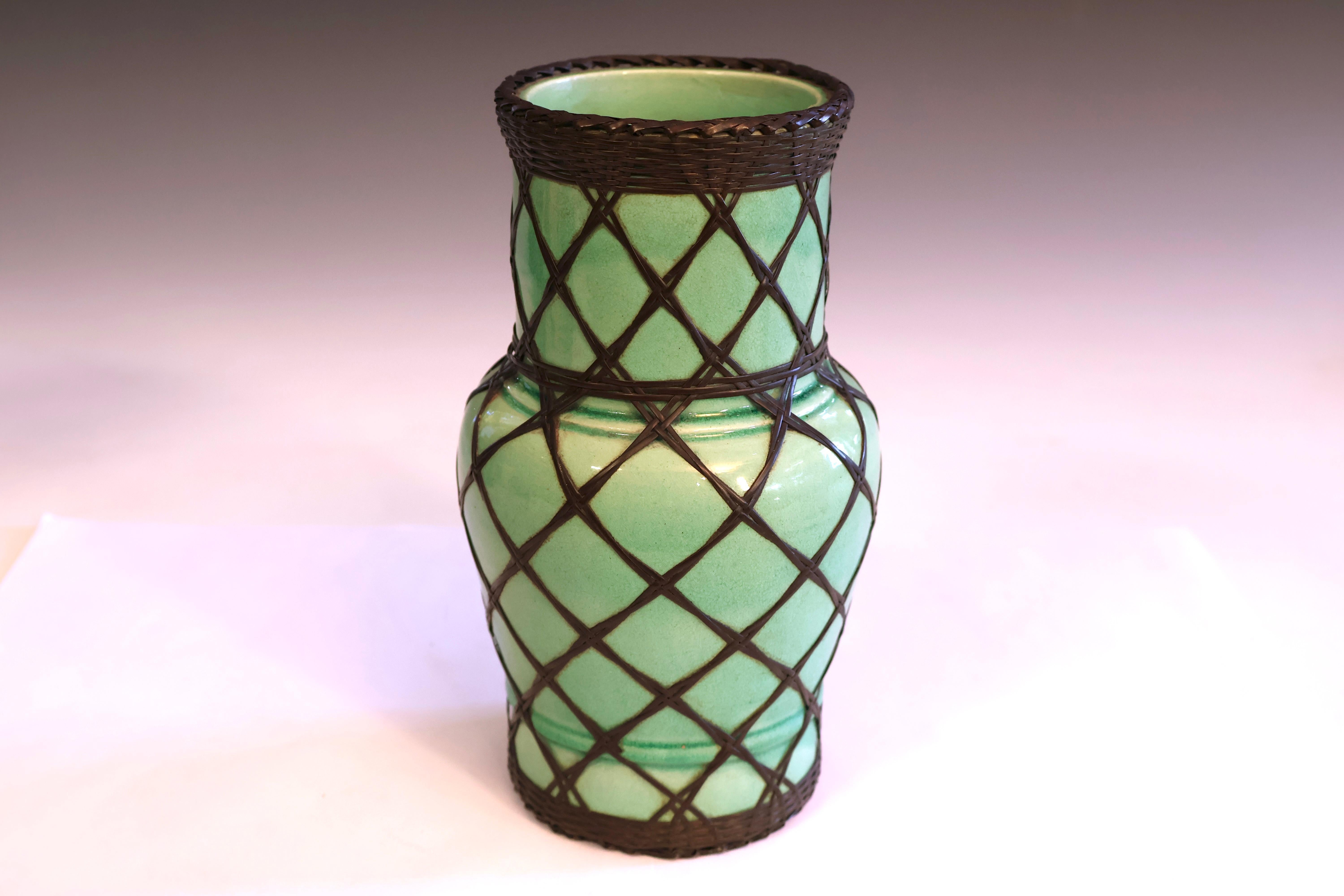 Antico vaso in ceramica Awaji con smalto crepato verde chiaro ricoperto da un motivo geometrico di tessitura in ottone. L'ottone si è scurito fino a diventare una patina marrone calda. Dal forno di Sumoto Kiln di Tamura Kyuhei, nella capitale