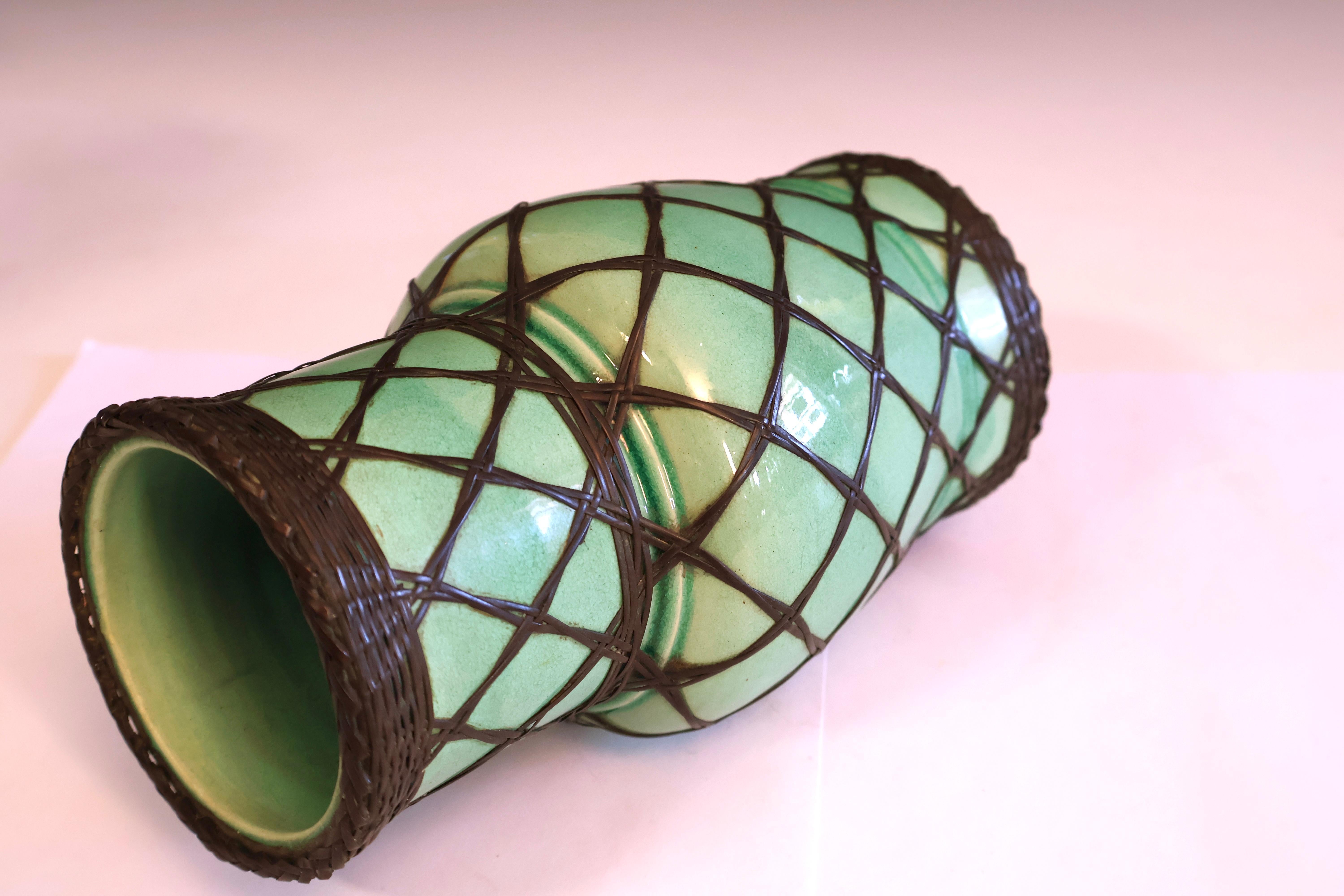 Arts and Crafts Antico vaso Awaji Pottery verde chiaro con intreccio in ottone in vendita