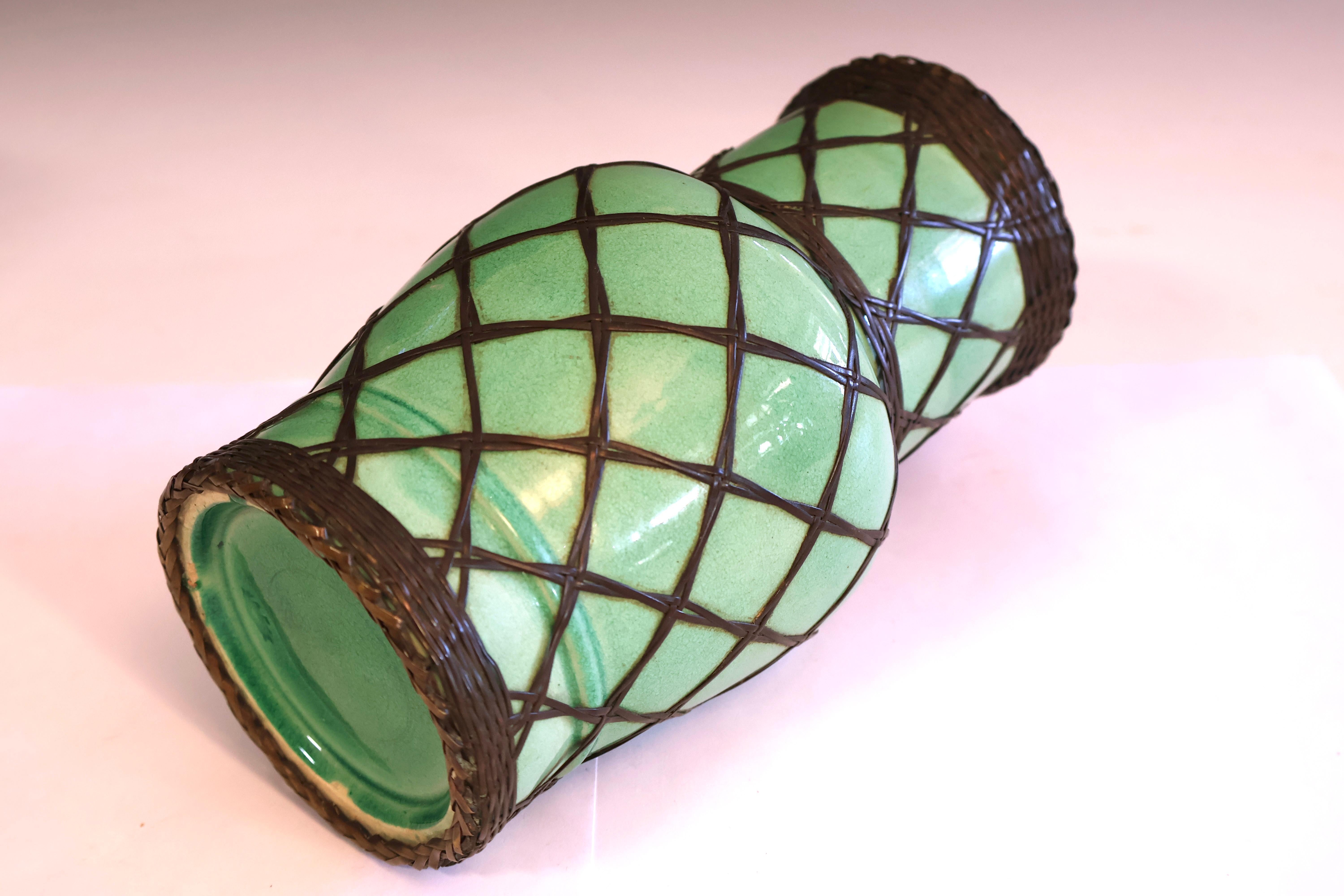 Giapponese Antico vaso Awaji Pottery verde chiaro con intreccio in ottone in vendita