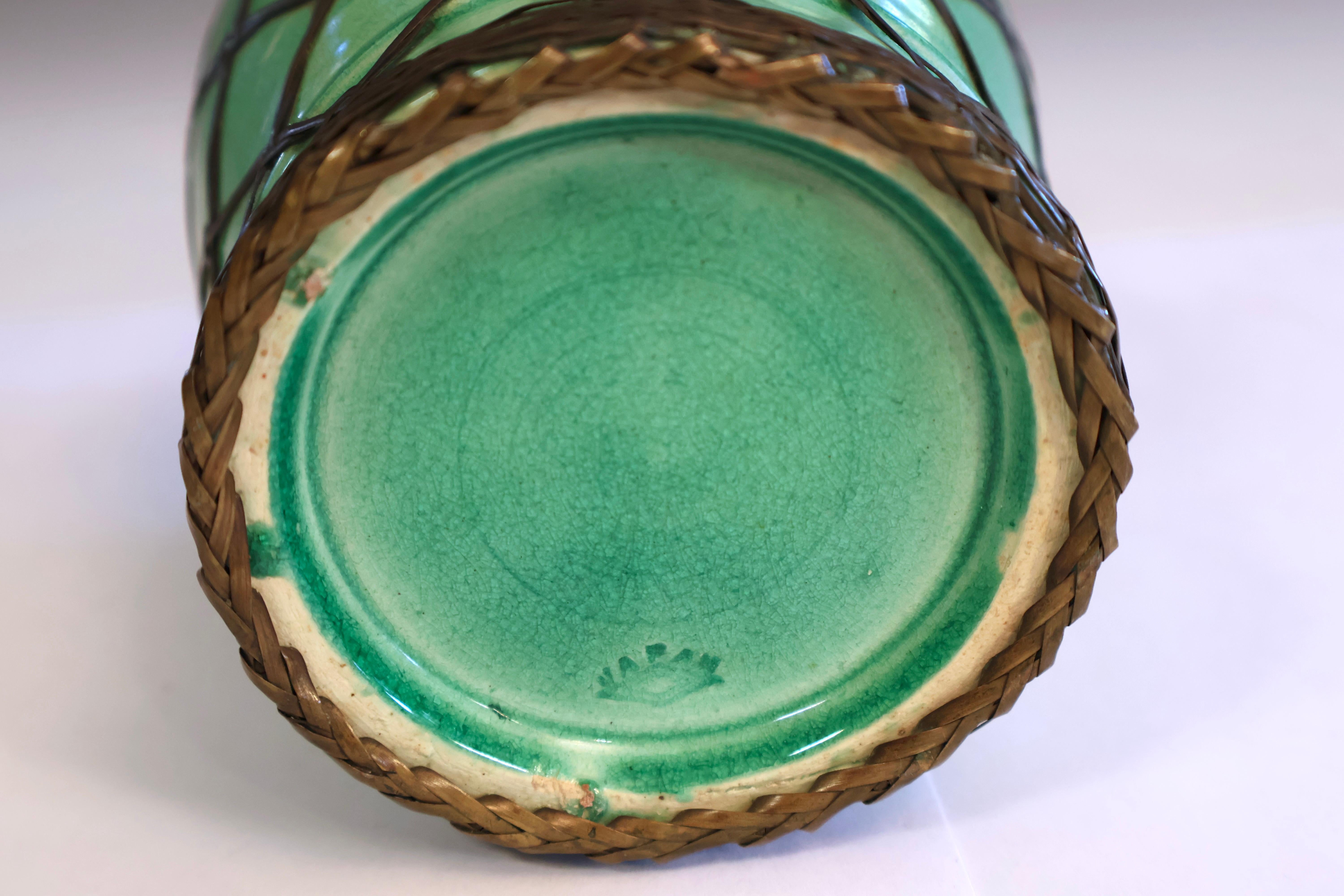 Tornito Antico vaso Awaji Pottery verde chiaro con intreccio in ottone in vendita