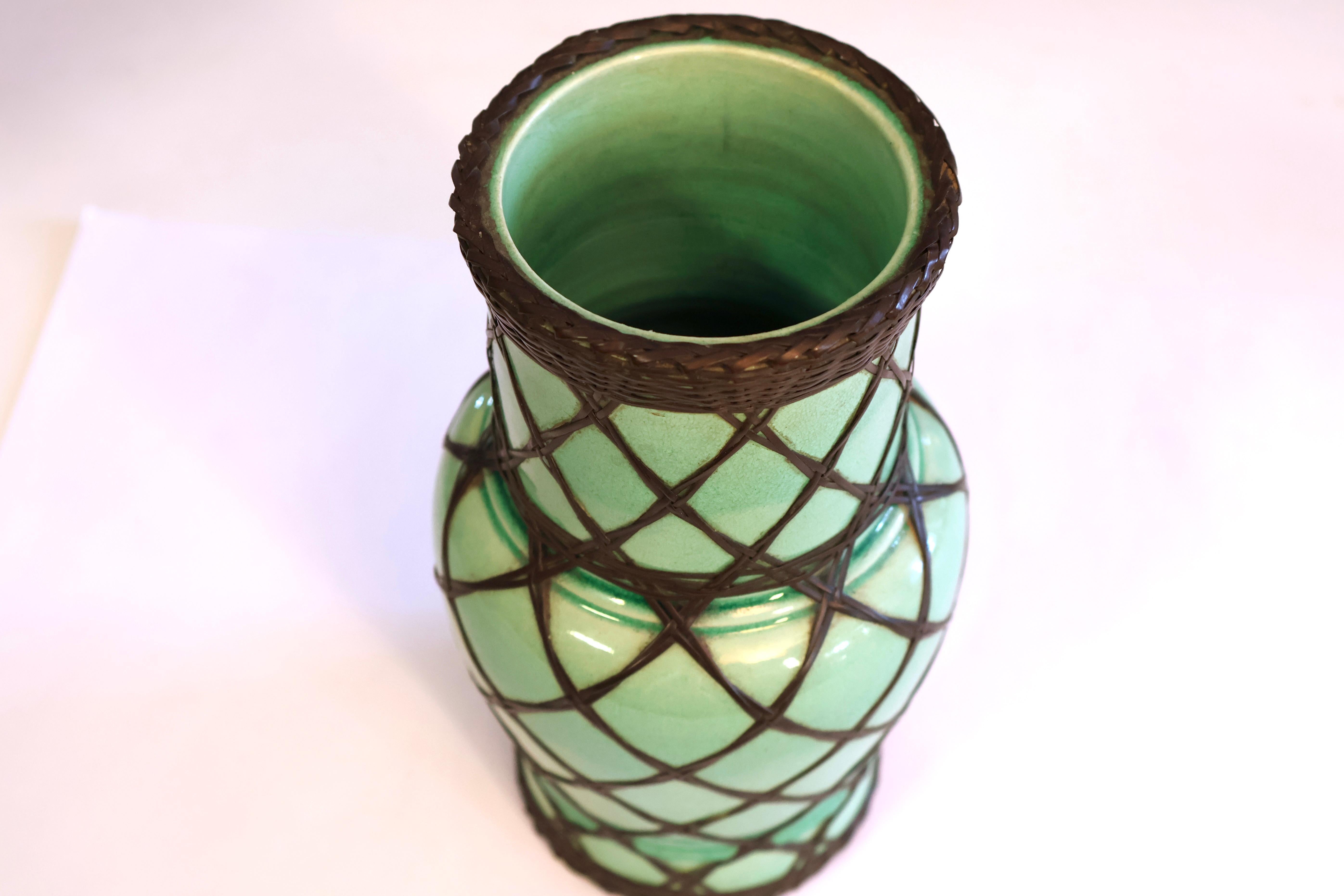 Antico vaso Awaji Pottery verde chiaro con intreccio in ottone In condizioni buone in vendita a Wilton, CT