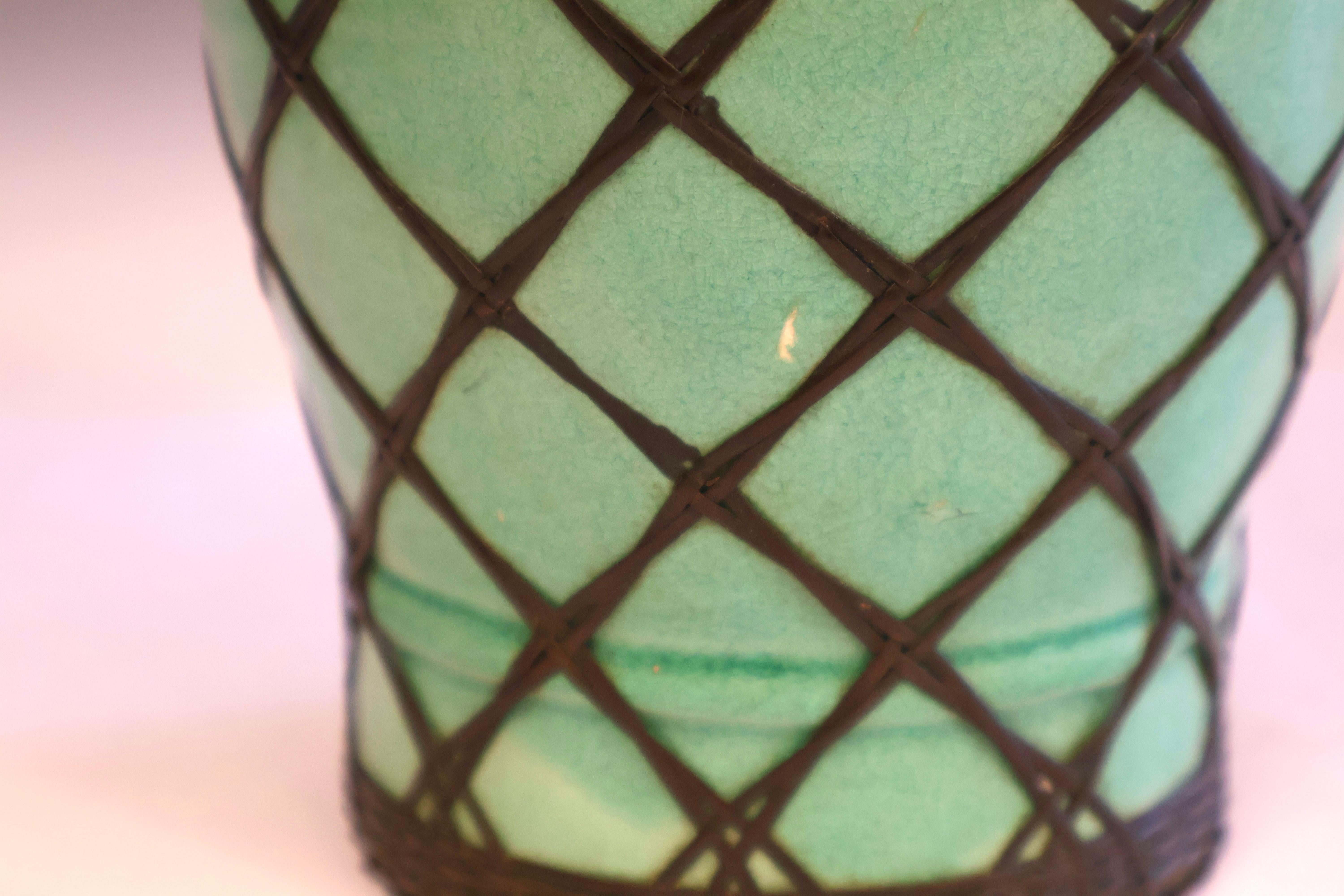 Inizio XX secolo Antico vaso Awaji Pottery verde chiaro con intreccio in ottone in vendita