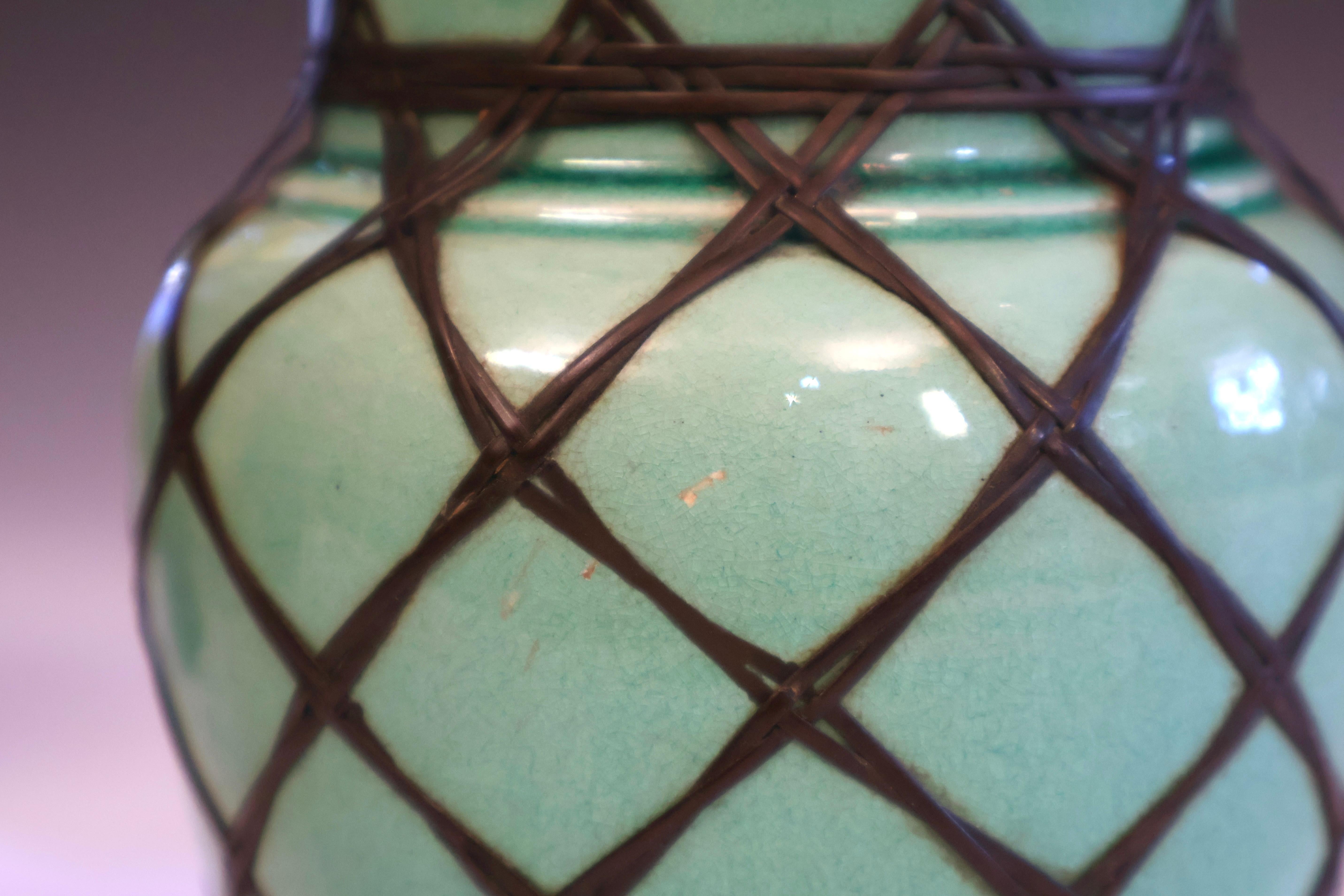 Terracotta Antico vaso Awaji Pottery verde chiaro con intreccio in ottone in vendita