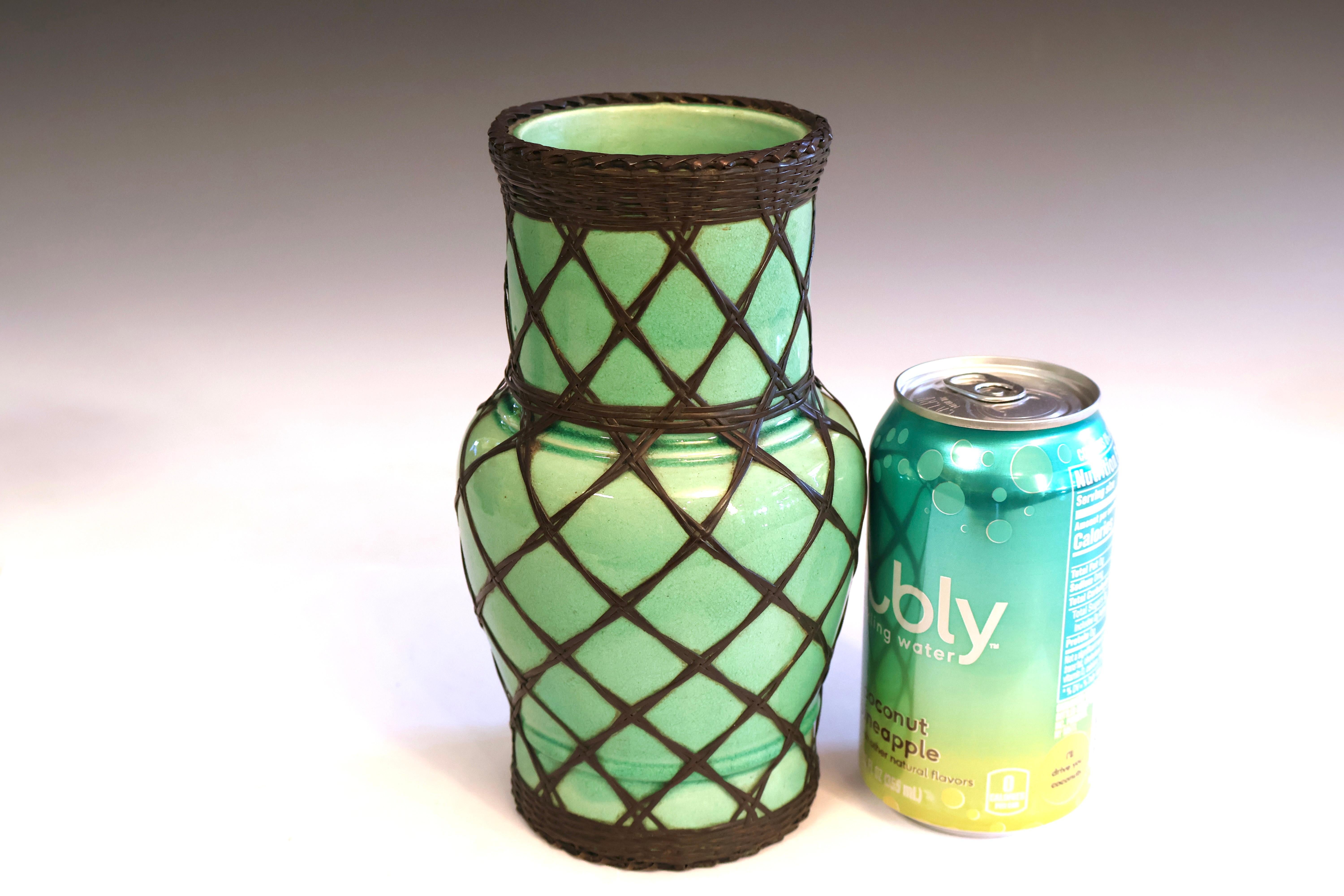 Antico vaso Awaji Pottery verde chiaro con intreccio in ottone in vendita 1