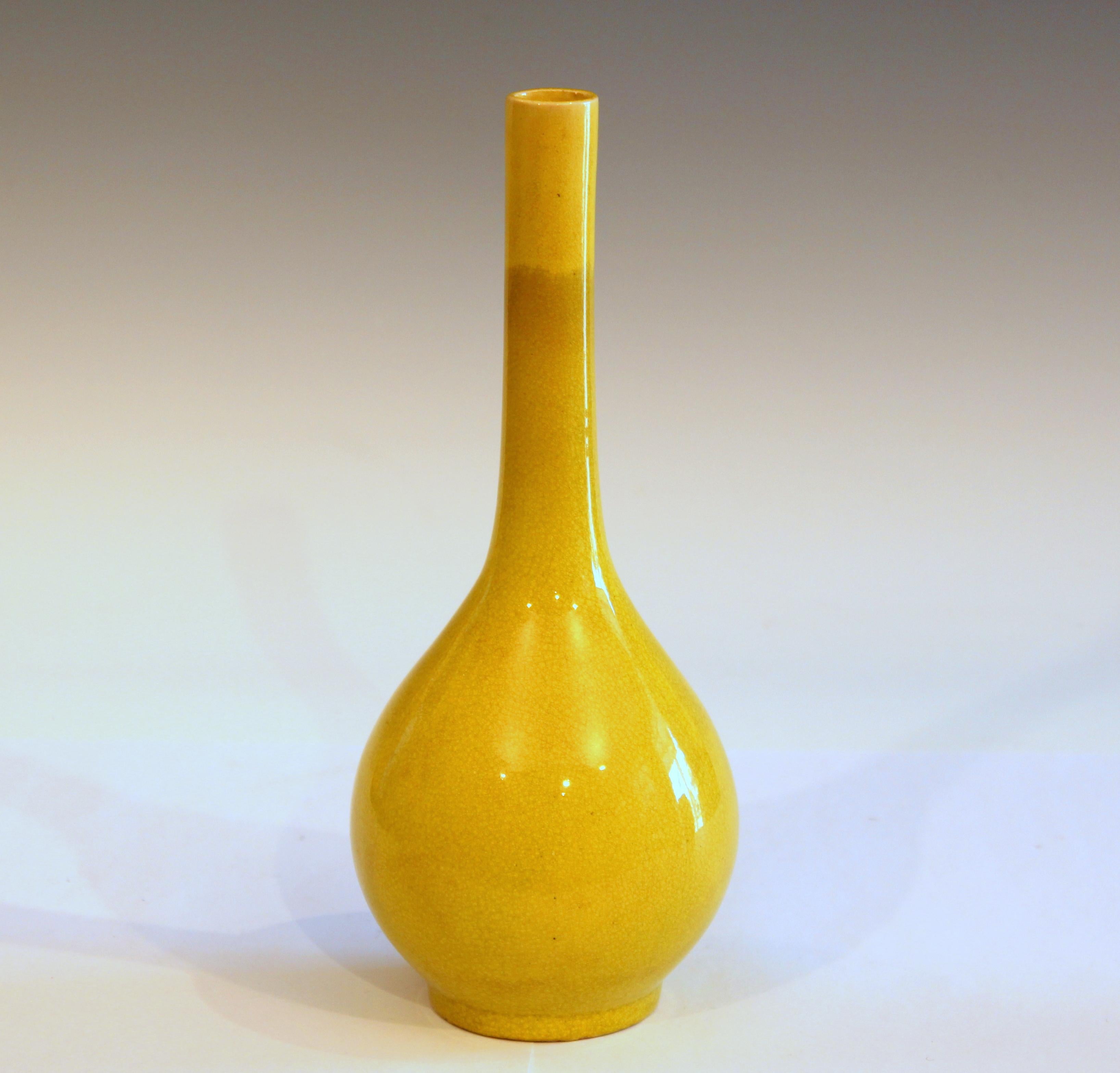 Antique Awaji Pottery point bottle vase in bright yellow monochrome crackle glaze, circa 1910s. Measure: 10