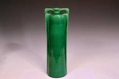Antiguo Jarrón Alto de Awaji Pottery con Asas Dobles de Contrafuerte en Esmalte Verde Profundo