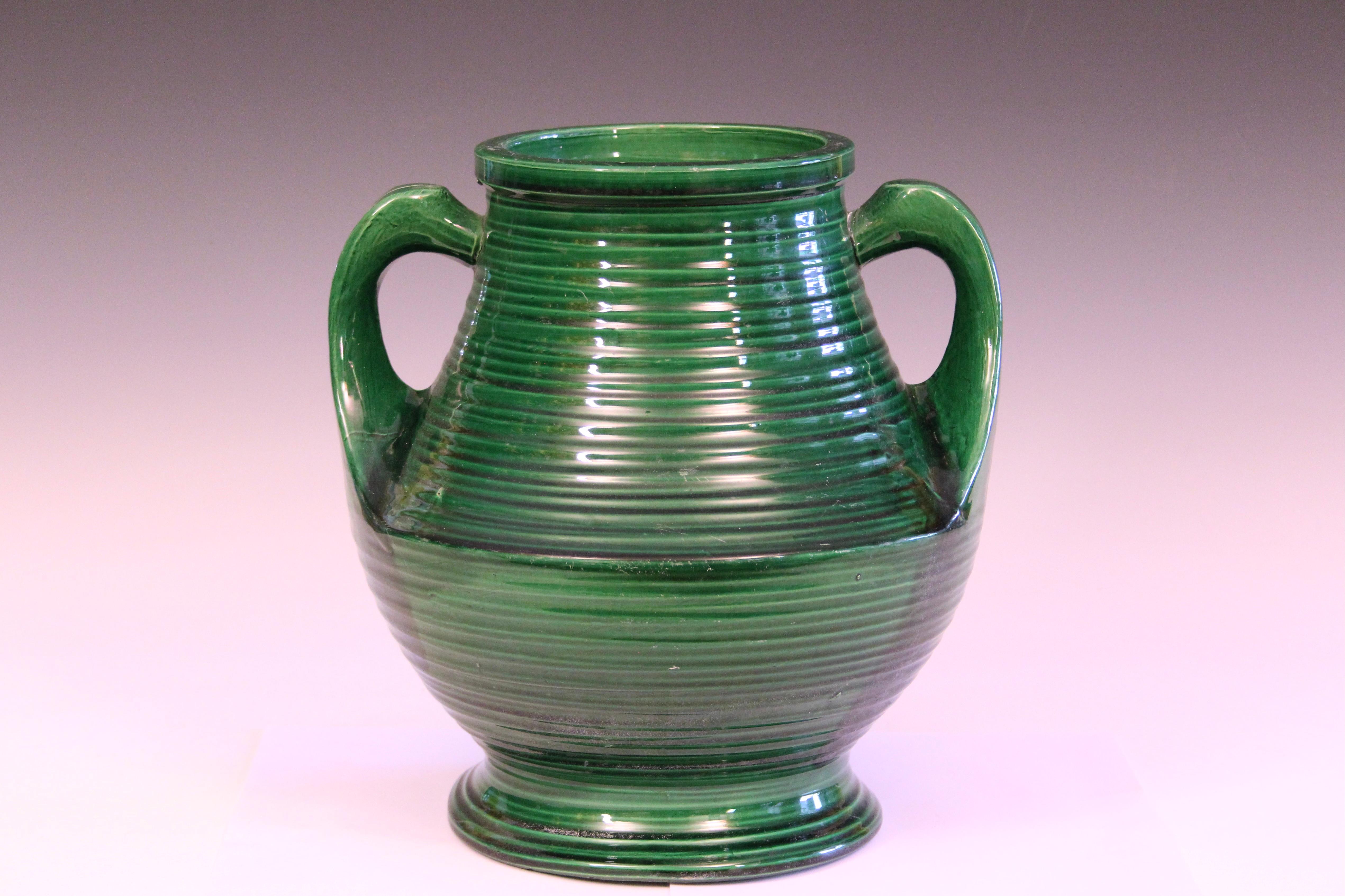 Antico vaso in ceramica Awaji Pottery a forma di Hu con grandi manici ad ala, scanalature organiche e smalto monocromatico verde smeraldo, circa 1920. Misure: 12