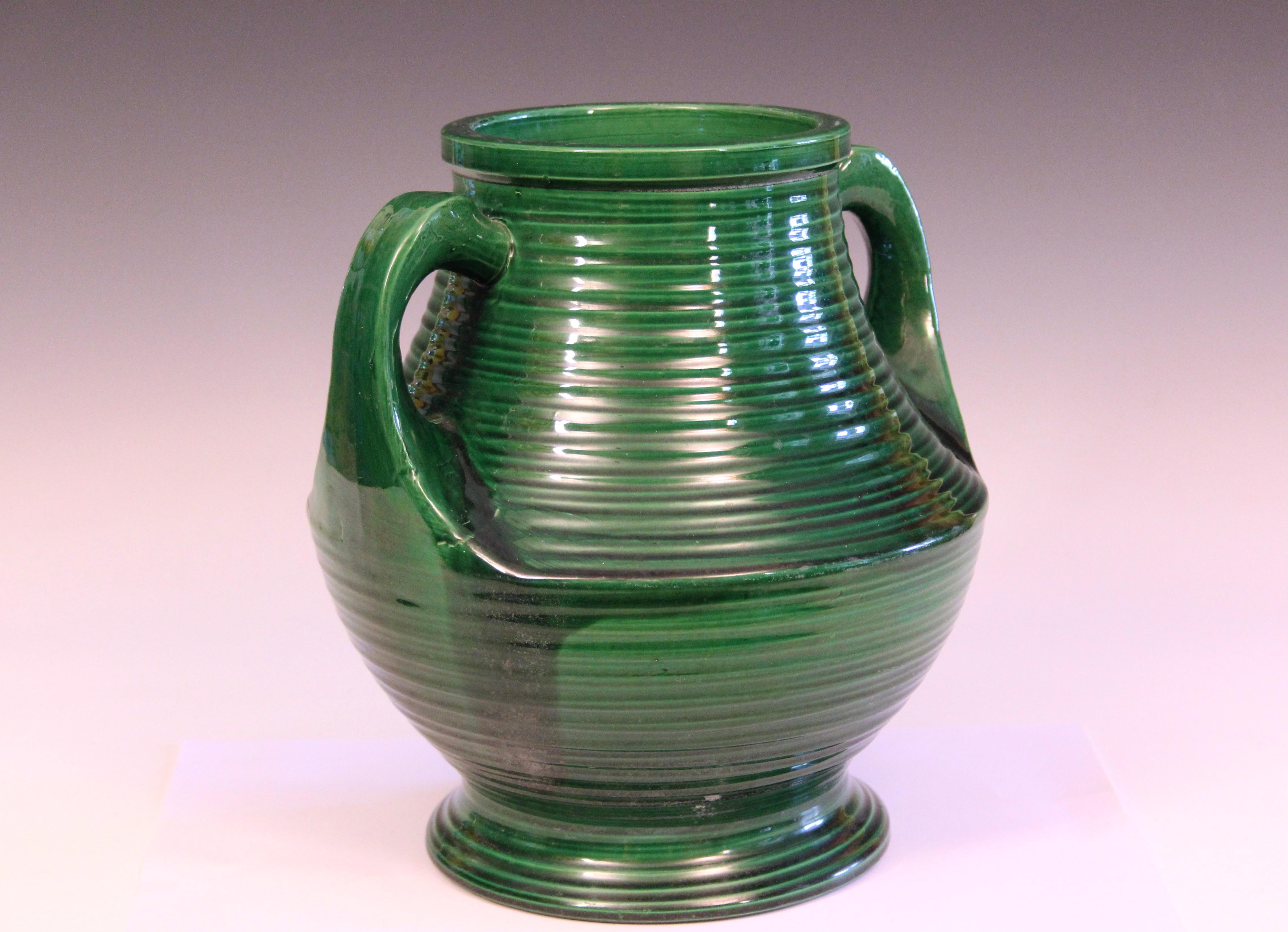 Art Déco Antico vaso Awaji Pottery Art Deco Swirl Green Grande Manici Monocromatici in vendita
