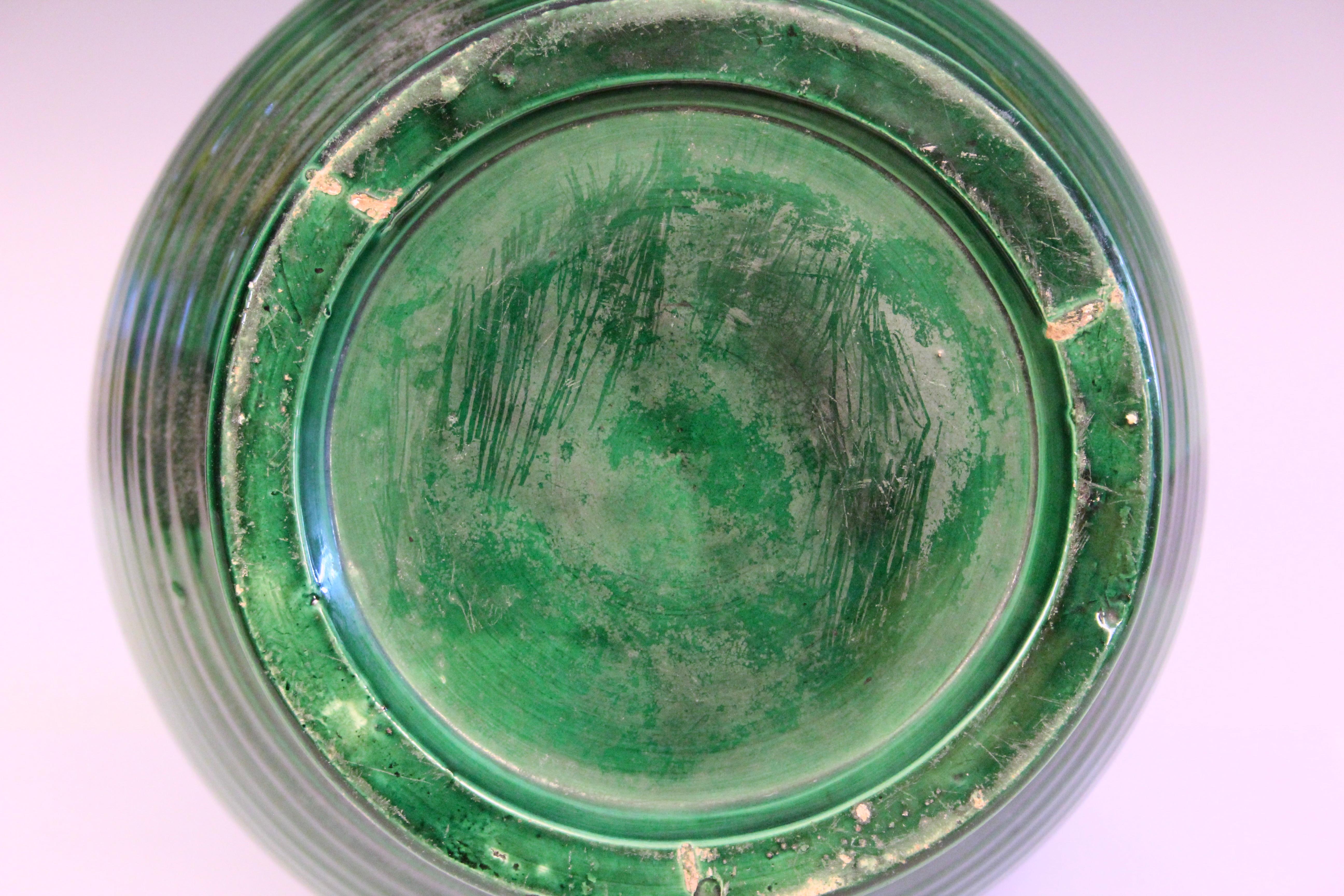Antico vaso Awaji Pottery Art Deco Swirl Green Grande Manici Monocromatici In condizioni buone in vendita a Wilton, CT