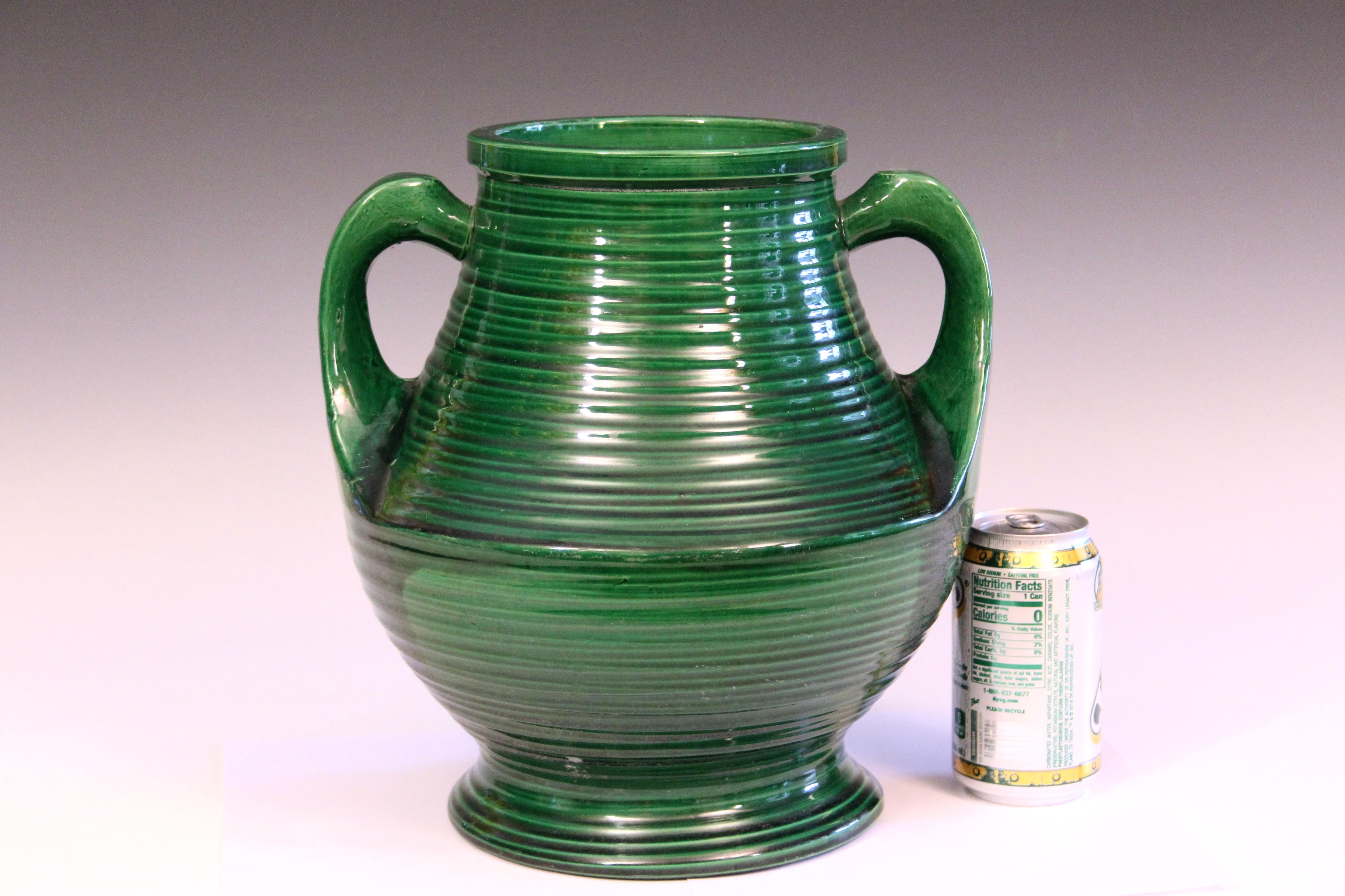 Inizio XX secolo Antico vaso Awaji Pottery Art Deco Swirl Green Grande Manici Monocromatici in vendita