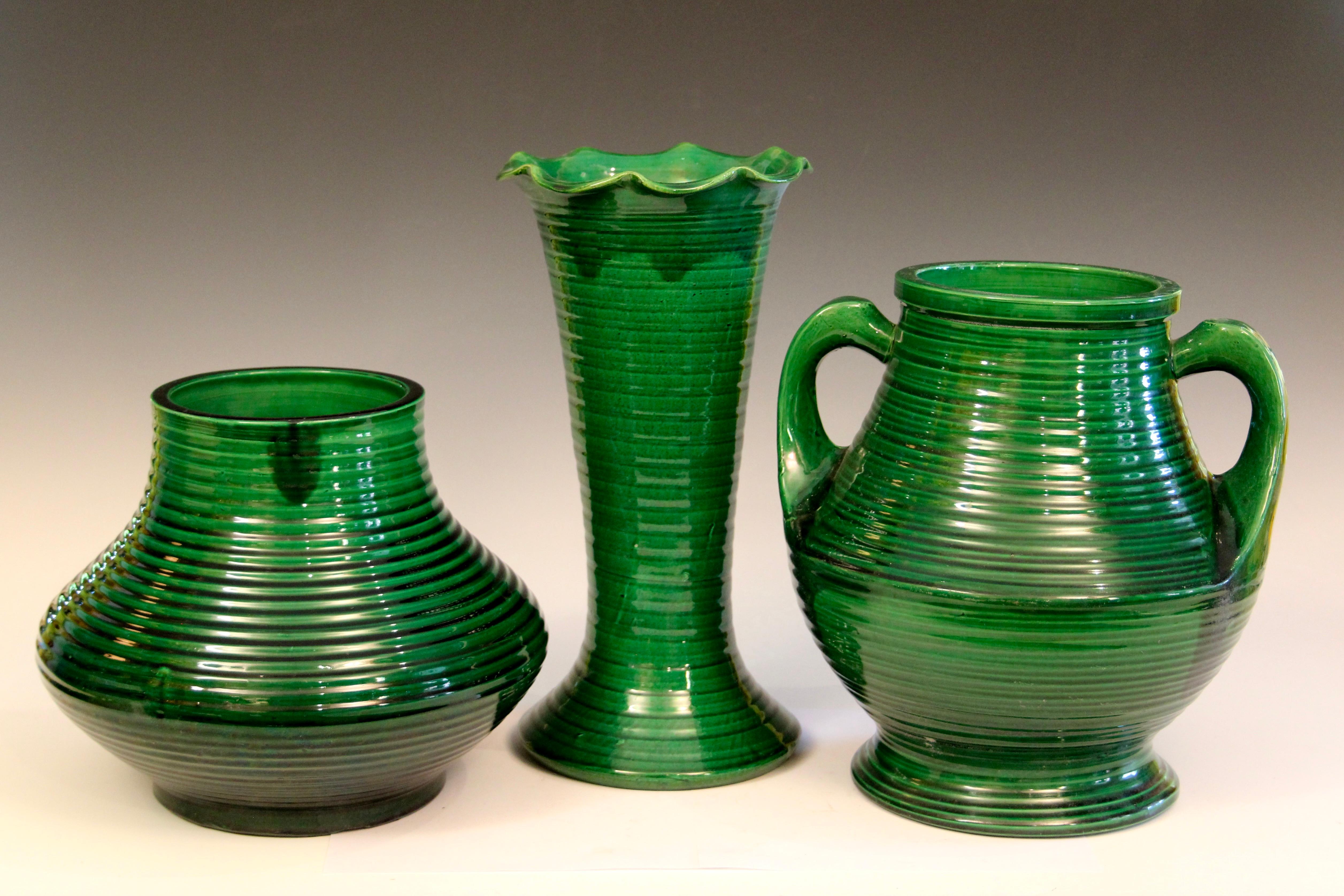 Terracotta Antico vaso Awaji Pottery Art Deco Swirl Green Grande Manici Monocromatici in vendita