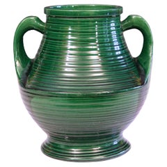 Vase ancien en poterie Awaji Art Déco vert tourbillonnant avec grandes poignées monochromes