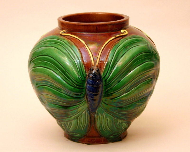 Japanese Awaji Pottery vase with large pair of sprigged butterflies in bright green glazes on an aubergine ground, circa 1910. Measures: 8 1/2