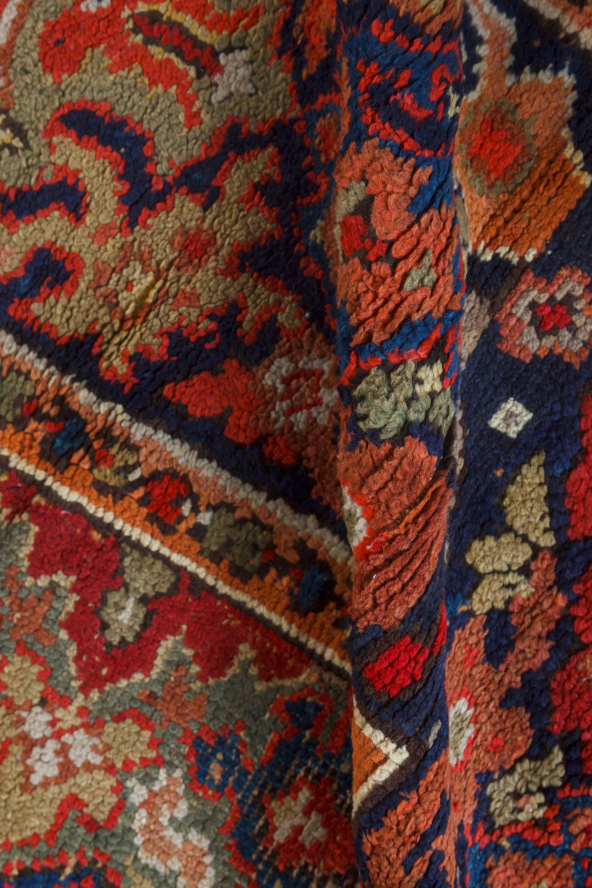 Tapis ancien en laine tissée à la main Axminster Botanic rouge, bleu et beige.
Taille : 11'4